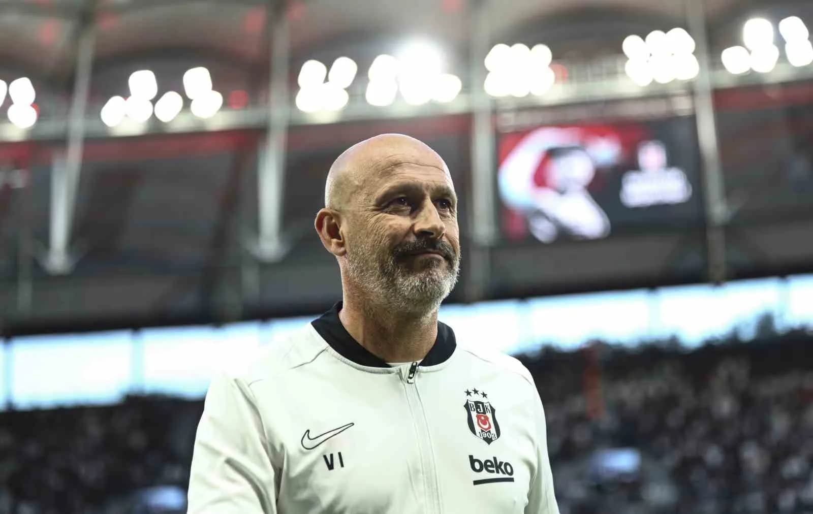 BEŞİKTAŞ TEKNİK DİREKTÖRÜ VİNCENZO ITALİANO, SÜPER LİG’DE SON OYNANAN EYÜPSPOR MAÇININ 11’İNDEN 3 DEĞİŞİKLİK YAPARAK KAUNO ZALGİRİS KARŞISINA ÇIKTI.