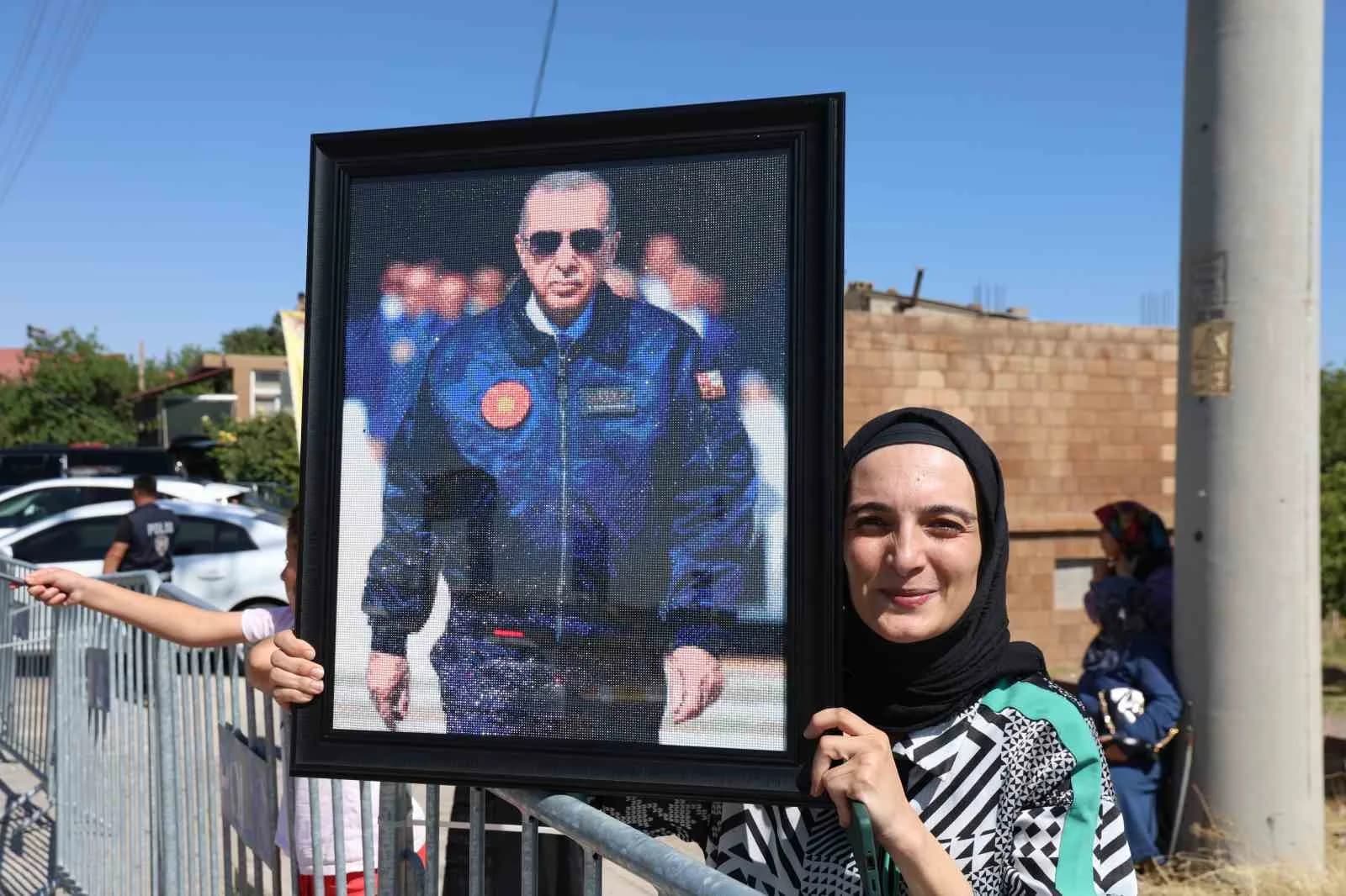 BİTLİS’TE BİR VATANDAŞ, BİR BUÇUK AYDA 70 BİN BONCUKLA YAPTIĞI CUMHURBAŞKANI RECEP TAYYİP ERDOĞAN’A AİT TABLOYU KORUMALARI VASITASIYLA KENDİSİNE ULAŞTIRDI
