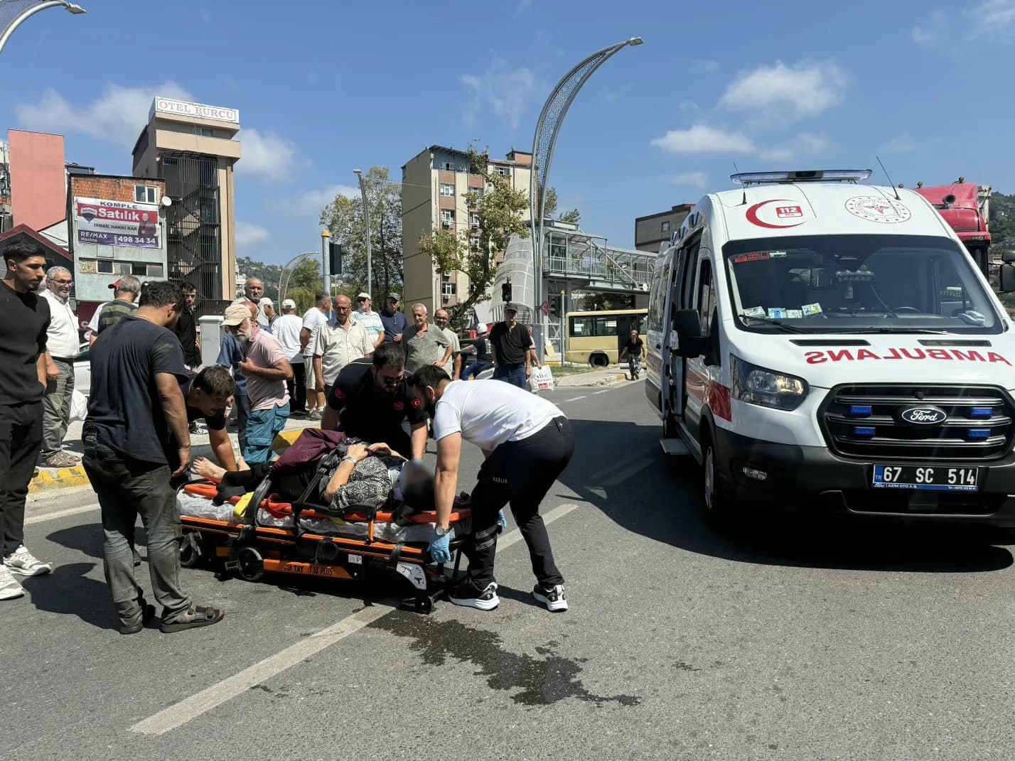 ZONGULDAK'TA OTOMOBİLİN ÇARPTIĞI YAŞLI KADIN YARALANDI.