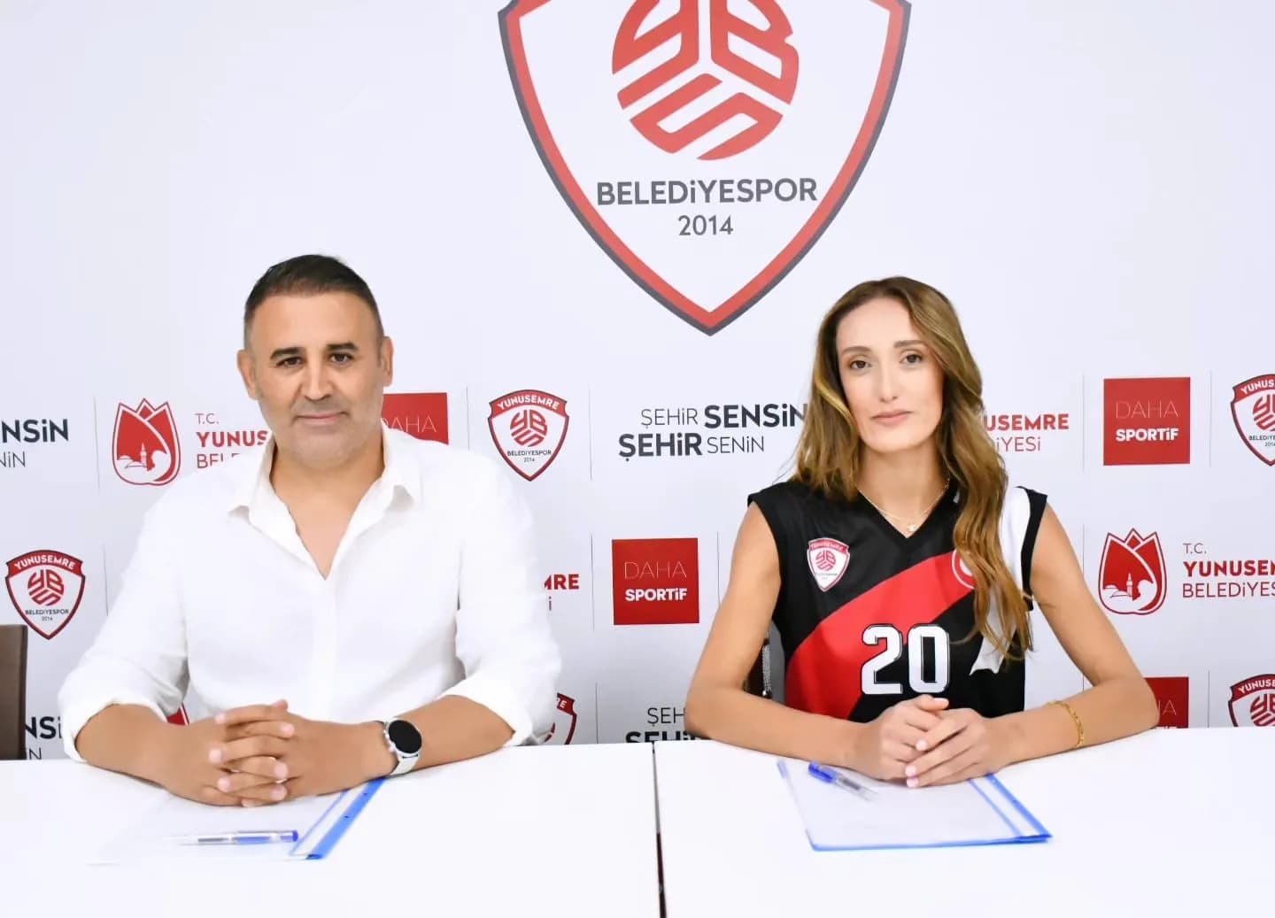 KADINLAR VOLEYBOL 2. LİG’DE YENİ SEZON HAZIRLIKLARINI SÜRDÜREN YUNUSEMRE BELEDİYESPOR, İŞİTME ENGELLİLER MİLLİ TAKIMI’NIN BAŞARILI SMAÇÖRÜ SELİNAY AKÇİN’İ KADROSUNA KATTI. MİLLİ FORMAYLA DÜNYA VE OLİMPİYAT ŞAMPİYONLUKLARI YAŞAYAN AKÇİN, YENİ SEZONDA YUNUSEMRE BELEDİYESPOR’UN BAŞARISI İÇİN MÜCADELE EDECEK.