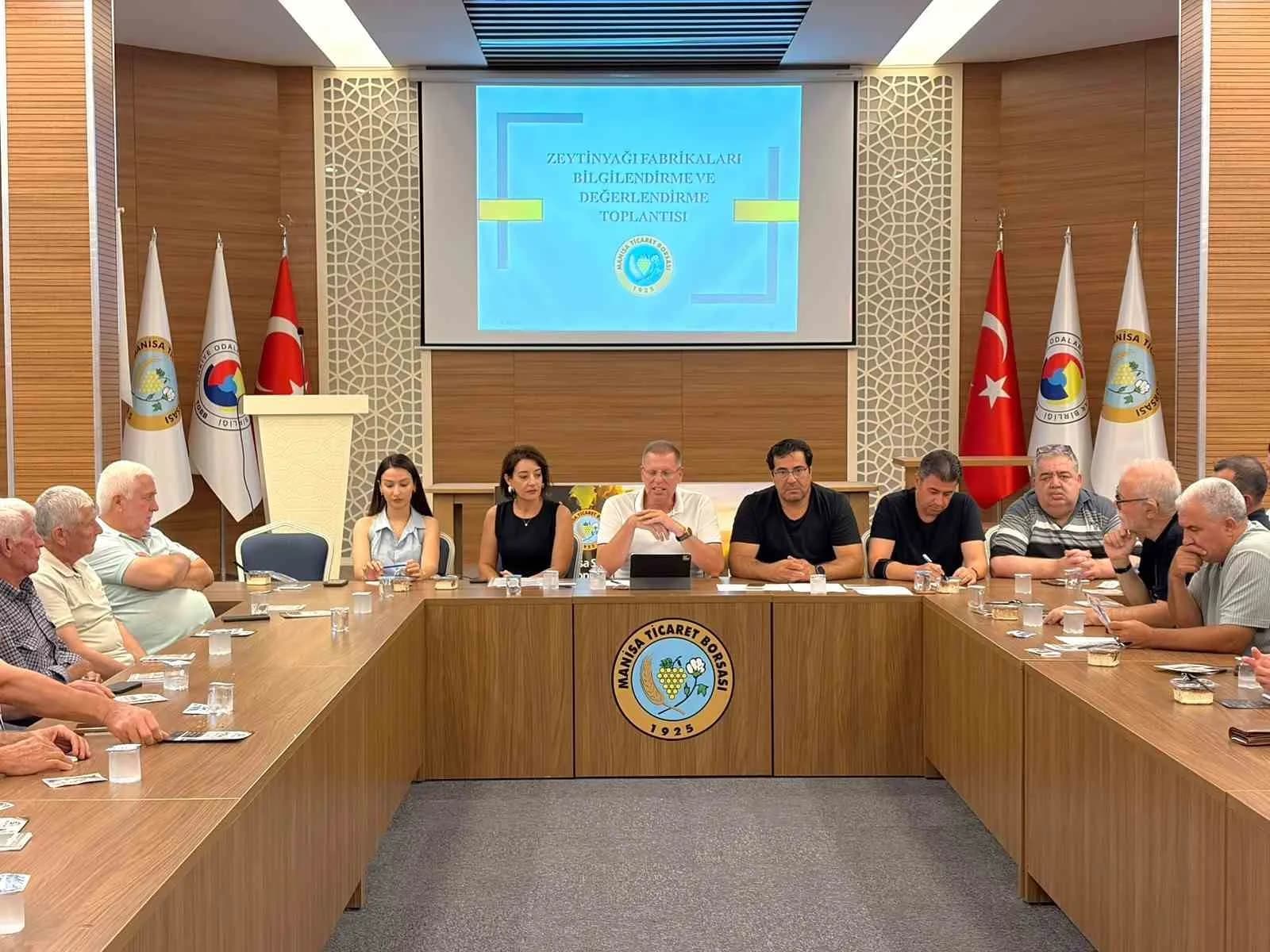 MANİSA TİCARET BORSASI’NDA ZEYTİNYAĞI SEZONU ÖNCESİ SEKTÖR TEMSİLCİLERİ BİR ARAYA GELDİ. TOPLANTIDA ARTAN ÜRETİM MALİYETLERİ, İKLİM DEĞİŞİKLİĞİ, İŞÇİLİK GİDERLERİ, ABD’NİN UYGULADIĞI YENİ GÜMRÜK VERGİSİ, DEPOLAMA SORUNLARI VE TAKLİT-TAĞŞİŞLE MÜCADELE ELE ALINIRKEN, MANİSA ZEYTİNİNİN MARKALI VE KATMA DEĞERLİ ÜRÜNLERE DÖNÜŞTÜRÜLMESİ GEREKTİĞİ VURGULANDI.