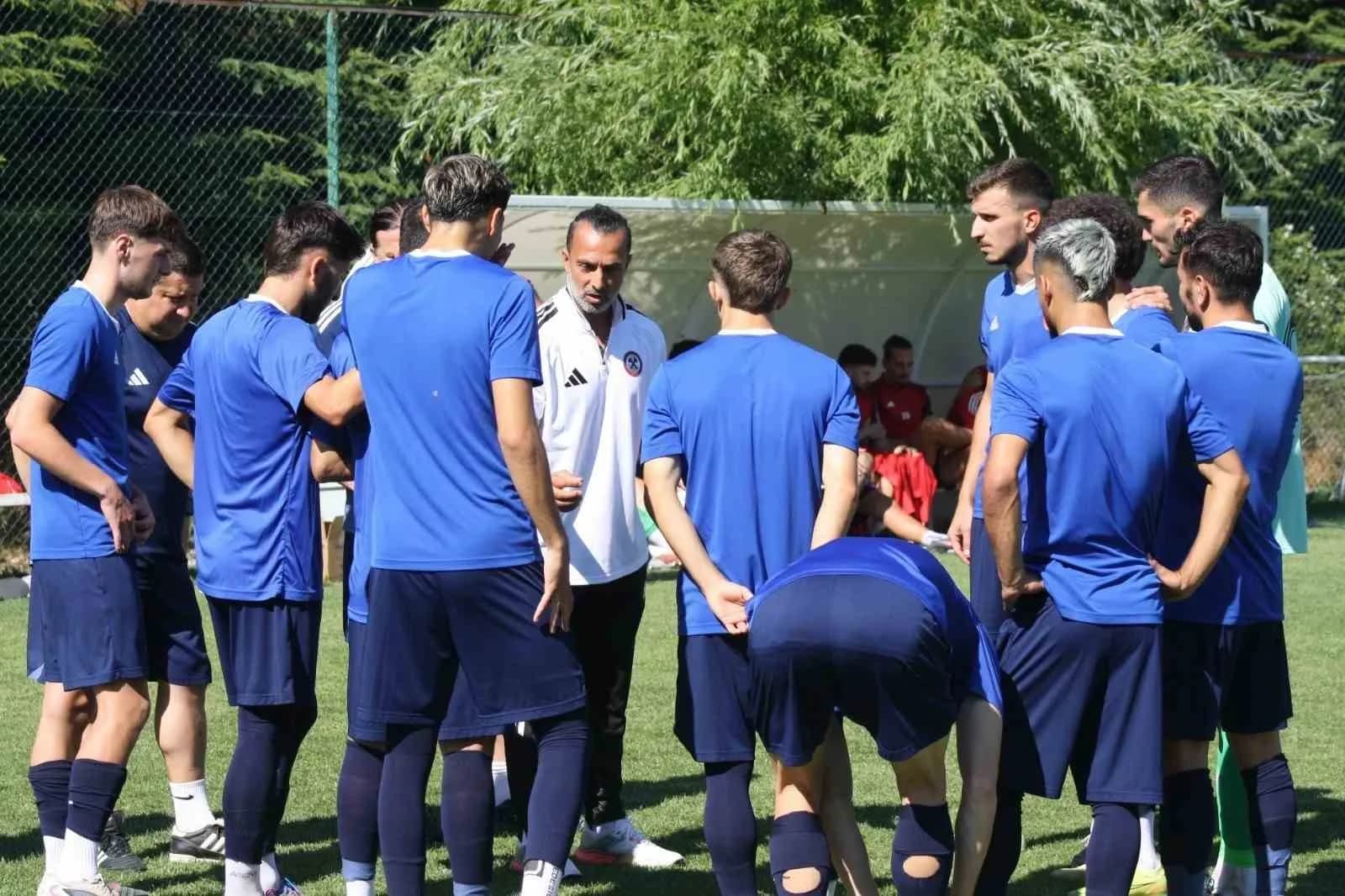 ZONGULDAKSPOR FUTBOL KULÜBÜ TEKNİK DİREKTÖRÜ BARIŞ ŞEREF, BOLU'NUN GEREDE İLÇESİNDE TAMAMLANAN 10 GÜNLÜK İKİNCİ ETAP KAMPININ GELİŞİM ODAKLI GEÇTİĞİNİ AÇIKLADI.