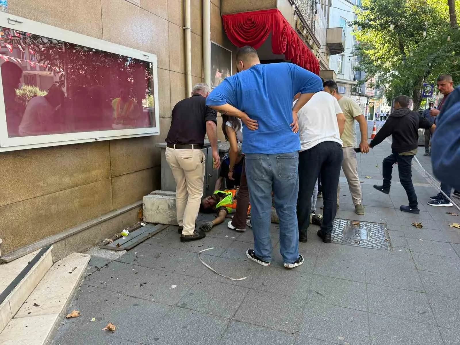 ZONGULDAK'TA BELEDİYE KÜLTÜR MERKEZİ'NİN ÇATISINDAN YAKLAŞIK 12 METRE YÜKSEKLİKTEN KALDIRIMA DÜŞEN İŞÇİ AĞIR YARALANDI. VÜCUDUNUN ÇEŞİTLİ YERLERİNDEN KIRIKLAR VE İÇ KANAMA TEŞHİSİYLE HASTANEYE KALDIRILAN İŞÇİNİN TEDAVİSİ SÜRÜYOR.