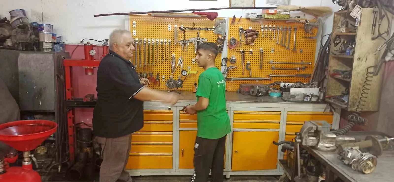 ZONGULDAK'IN DEVREK İLÇESİNDE 12 YAŞINDA ÇIRAK OLARAK BAŞLADIĞI SANAYİ SİTESİNDE 22 YAŞINDA İLK DÜKKANINI AÇAN 67 YAŞINDAKİ HİDAYET KIŞLALI, 45 YILDA 20'DEN FAZLA USTA YETİŞTİRDİ. KIŞLALI, 39. AHİLİK HAFTASI'NDA YILIN AHİSİ SEÇİLMENİN GURURUNU YAŞADI.