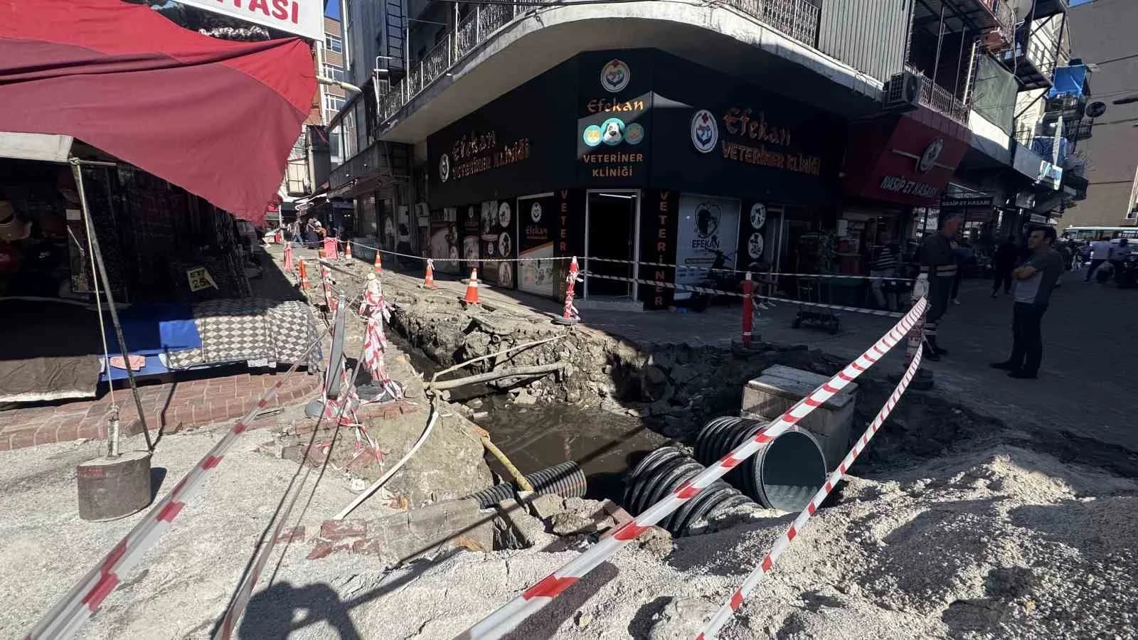 ZONGULDAK(İHA)-ZONGULDAK’TA MİTHATPAŞA MAHALLESİNDE 15 GÜNDÜR KAPATILMAYAN ÇUKUR ESNAFI CANINDAN BEZDİRDİ.
