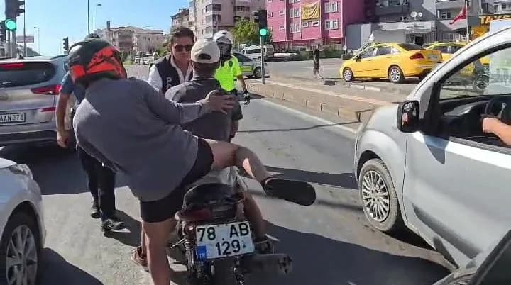 ZONGULDAK’IN EREĞLİ İLÇESİNDE TRAFİK EKİPLERİNİN "DUR" İHTARINA UYMAYARAK KAÇAN MOTOSİKLET SÜRÜCÜSÜ, YAKLAŞIK 20 DAKİKA SÜREN KOVALAMACANIN ARDINDAN YAKALANDI. SÜRÜCÜYE ÇEŞİTLİ TRAFİK İHLALLERİ NEDENİYLE TOPLAM 390 BİN TL PARA CEZASI UYGULANDI.