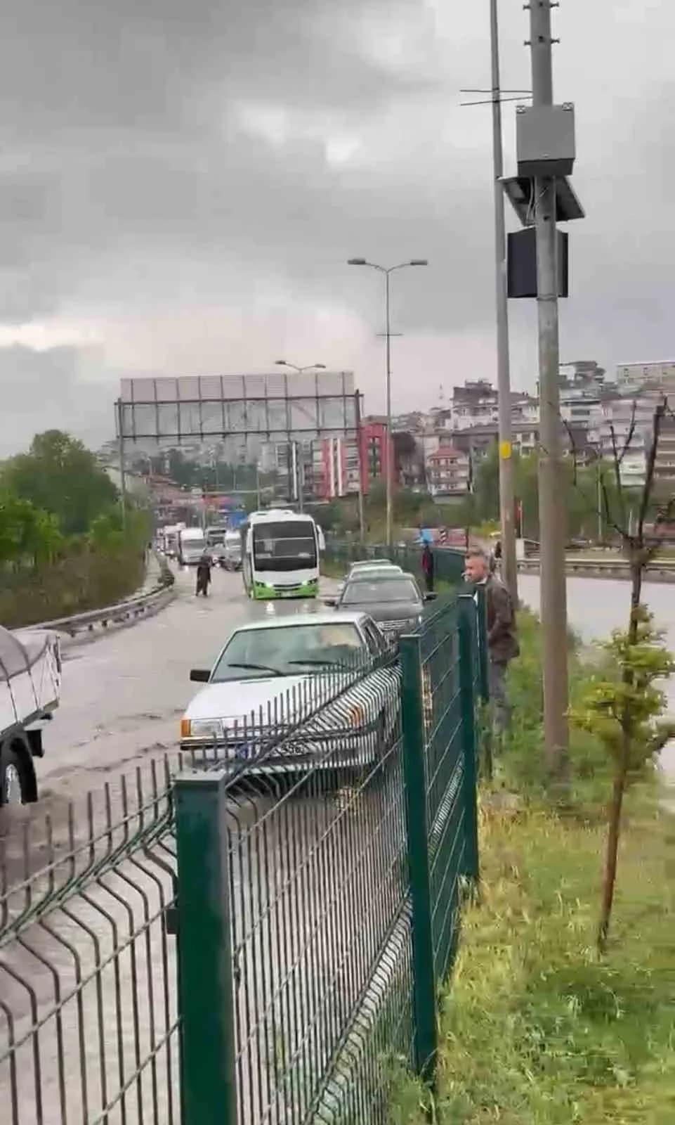 Alaplı’da sağanak ulaşımı felç etti