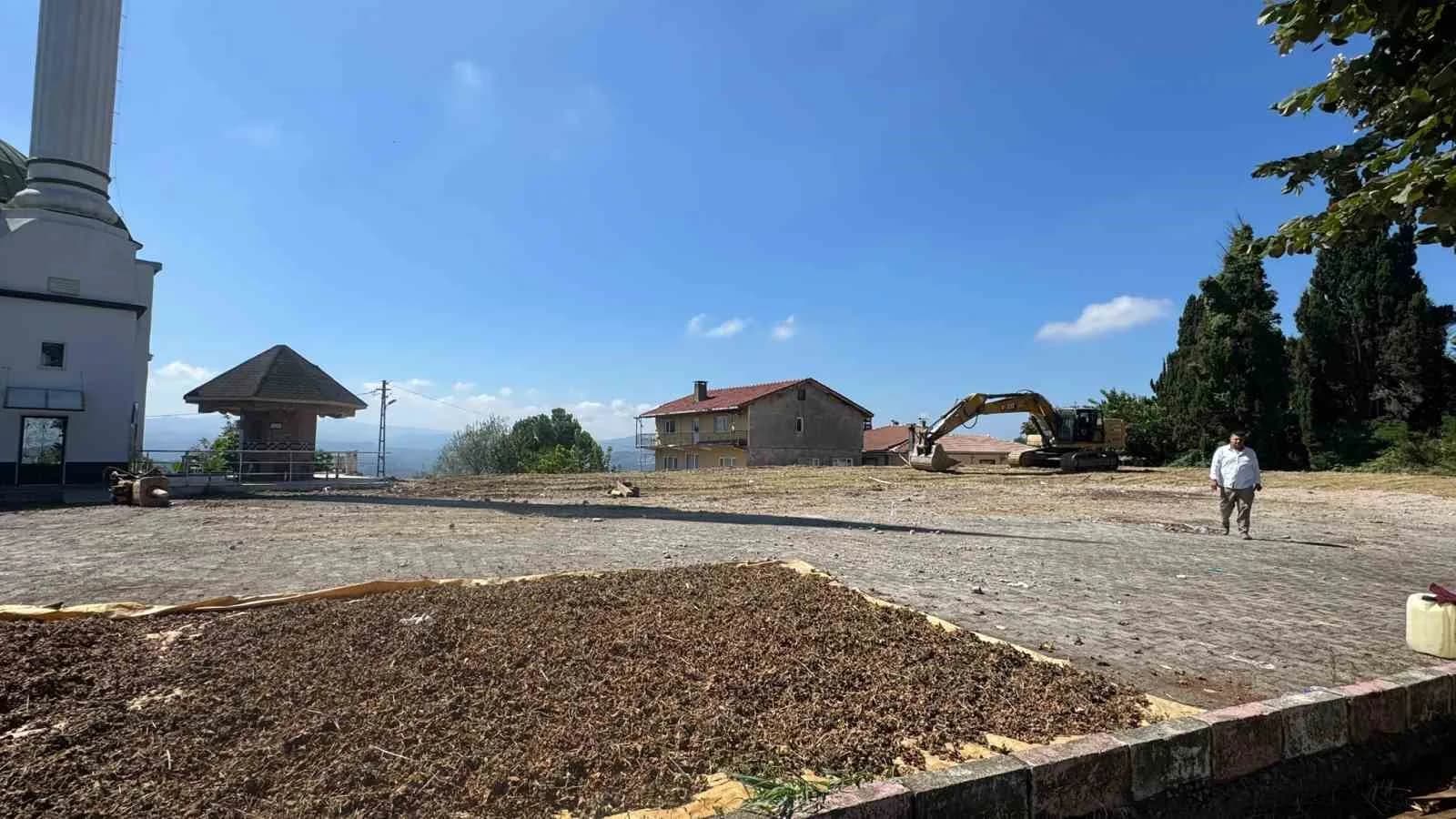 ZONGULDAK (İHA) - ZONGULDAK’IN ALAPLI İLÇESİNE BAĞLI BÜYÜK TEKKE KÖYÜ’NDE 7 YIL ÖNCE EĞİTİM-ÖĞRETİME KAPATILAN İLK VE ORTAOKULU BİNASI, YAPILAN İNCELEMELERİN ARDINDAN YIKILDI.