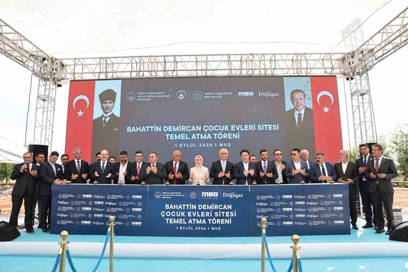 AİLE VE SOSYAL HİZMETLER BAKANI MAHİNUR ÖZDEMİR GÖKTAŞ, "CUMHURBAŞKANIMIZ SAYIN RECEP TAYYİP ERDOĞAN'IN LİDERLİĞİNDE, ÇOCUK BAKIM ANLAYIŞIMIZDAN YAŞAM ALANLARIMIZA KADAR KÖKLÜ BİR DEĞİŞİM GERÇEKLEŞTİRDİK. KALABALIK KOĞUŞ TİPİ YAPILARDAN, ÇOCUKLARIMIZIN EV ORTAMINDA BÜYÜDÜĞÜ BİR MODELİ HAYATA GEÇİRDİK" DEDİ.