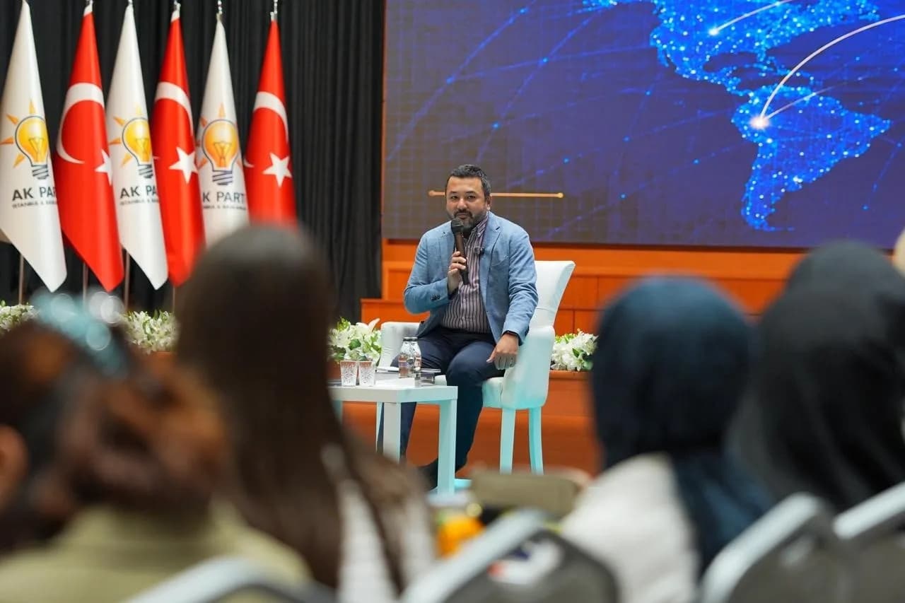 AK PARTİ İSTANBUL İL GENÇLİK KOLLARI’NIN HAYATA GEÇİRDİĞİ "DİPLOMASİ ATÖLYESİ"NDE GENÇLER, DÖRT HAFTA BOYUNCA SİYASET, DİPLOMASİ VE SİVİL TOPLUM DÜNYASINDAN ÖNEMLİ İSİMLERLE BİR ARAYA GELECEK.