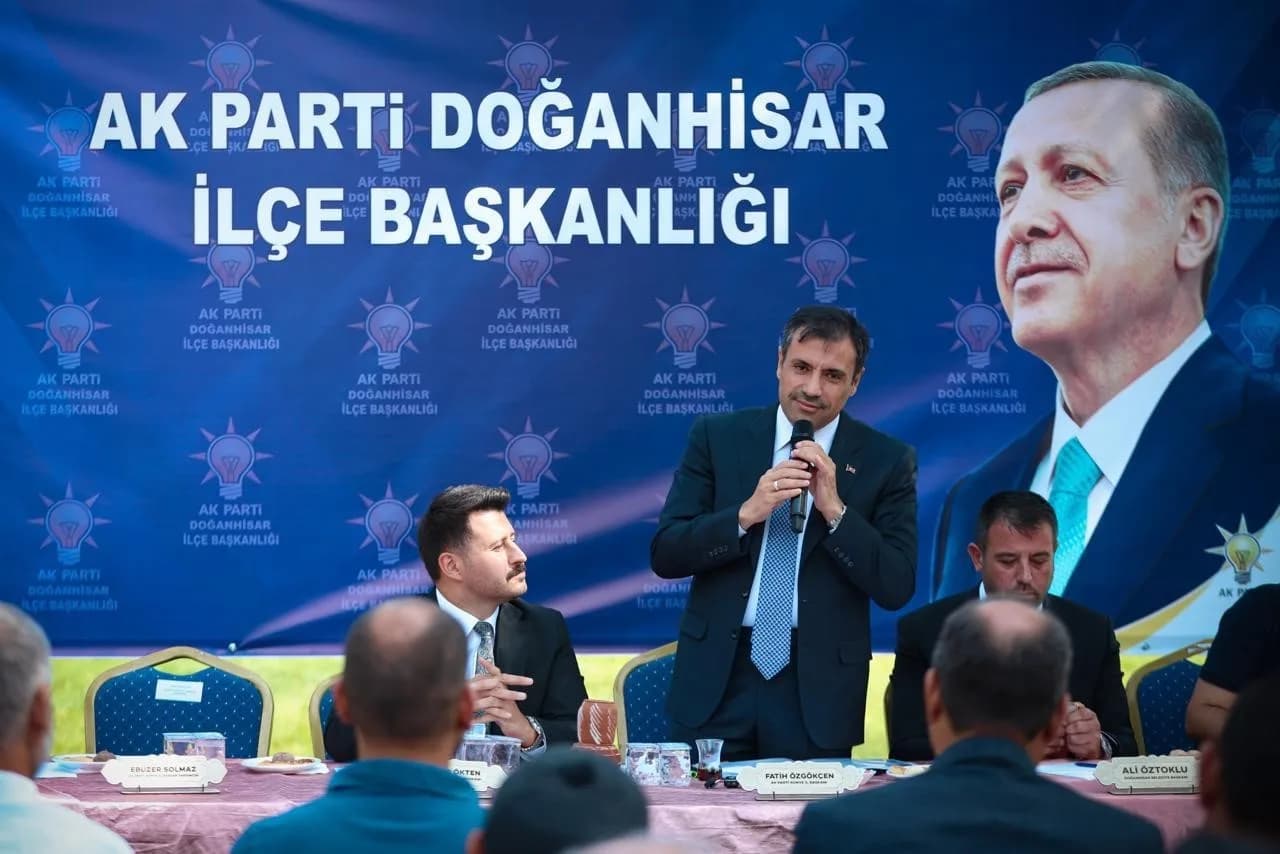 AK PARTİ KONYA İL BAŞKANI FATİH ÖZGÖKÇEN, VATANDAŞLA DOĞRUDAN TEMASIN ÇALIŞMALARIN TEMEL UNSURLARINDAN BİRİ OLDUĞUNU BELİRTEREK, SAHADA DİNLEYEN, İSTİŞARE EDEN VE ÇÖZÜM ÜRETMEYE ODAKLANAN BİR ANLAYIŞLA ÇALIŞMALARI SÜRDÜRECEKLERİNİ SÖYLEDİ.