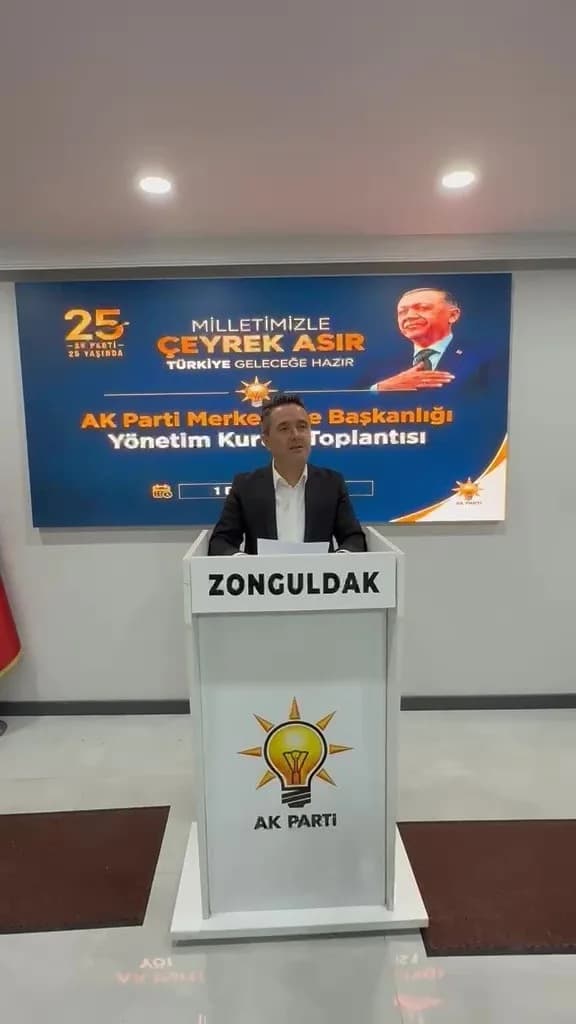 AK PARTİ ZONGULDAK MERKEZ İLÇE BAŞKANI SEZER KÖROĞLU, PARTİ BİNASINDA DÜZENLEDİĞİ TOPLANTIYLA GÖREVİNDEN KENDİ İSTEĞİYLE AYRILDIĞINI AÇIKLADI. KARARININ ARKASINDA HERHANGİ BİR KIRGINLIK OLMADIĞINI VURGULAYAN KÖROĞLU, DAVAYA VE CUMHURBAŞKANI RECEP TAYYİP ERDOĞAN’A OLAN BAĞLILIĞININ SÜRECEĞİNİ BELİRTTİ.