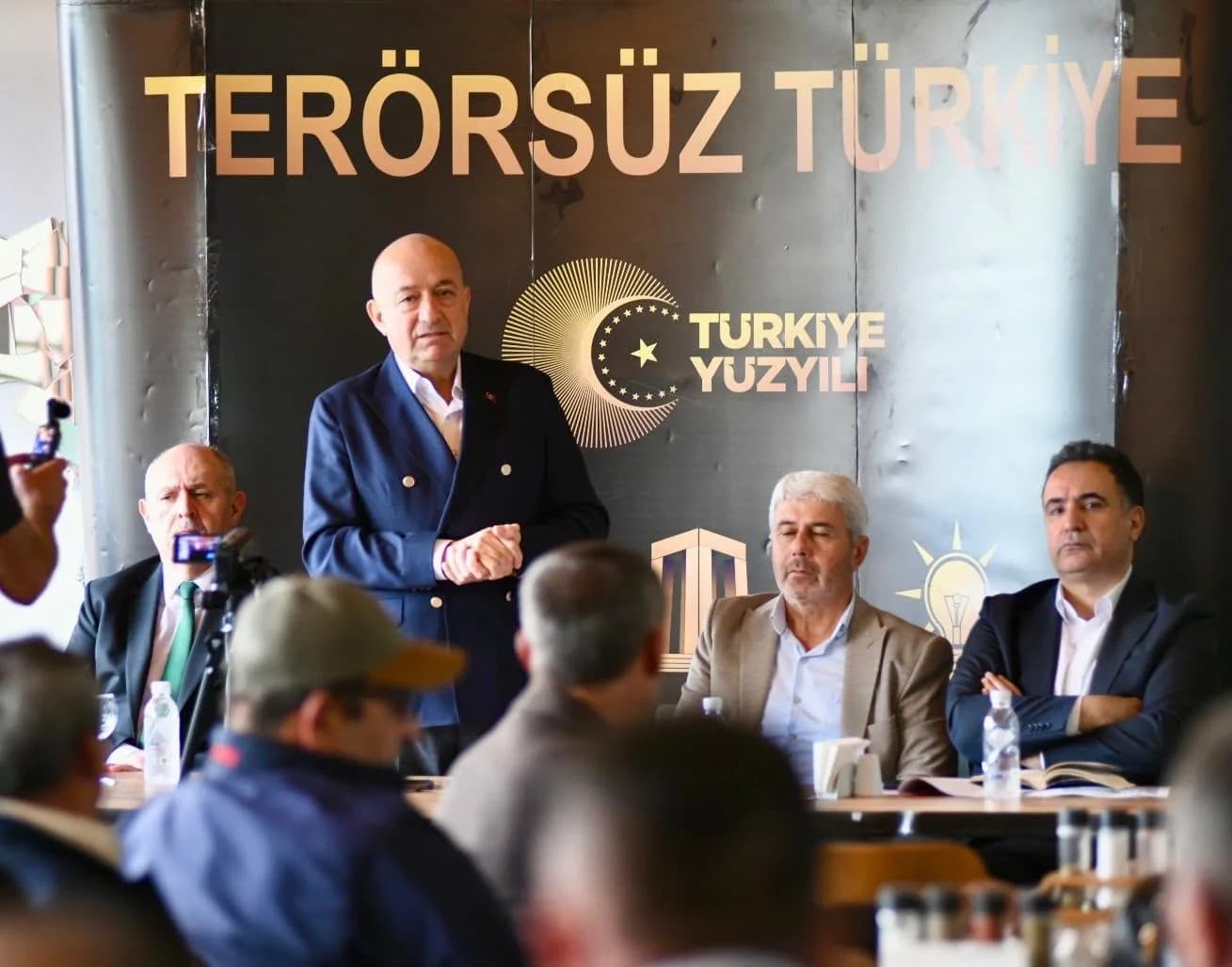 ÇANAKKALE’NİN BAYRAMİÇ VE YENİCE İLÇELERİNDE KÖY VE MAHALLE MUHTARLARIYLA BİR ARAYA GELEN AK PARTİ ÇANAKKALE MİLLETVEKİLİ AYHAN GİDER, TERÖRÜN GÜNDEMDEN ÇIKTIĞI BİR TÜRKİYE ENERJİSİNİ KALKINMAYA, ÜRETİME VE VATANDAŞIN İHTİYAÇLARINA DAHA GÜÇLÜ BİÇİMDE YÖNELTECEĞİNİ SÖYLEDİ.