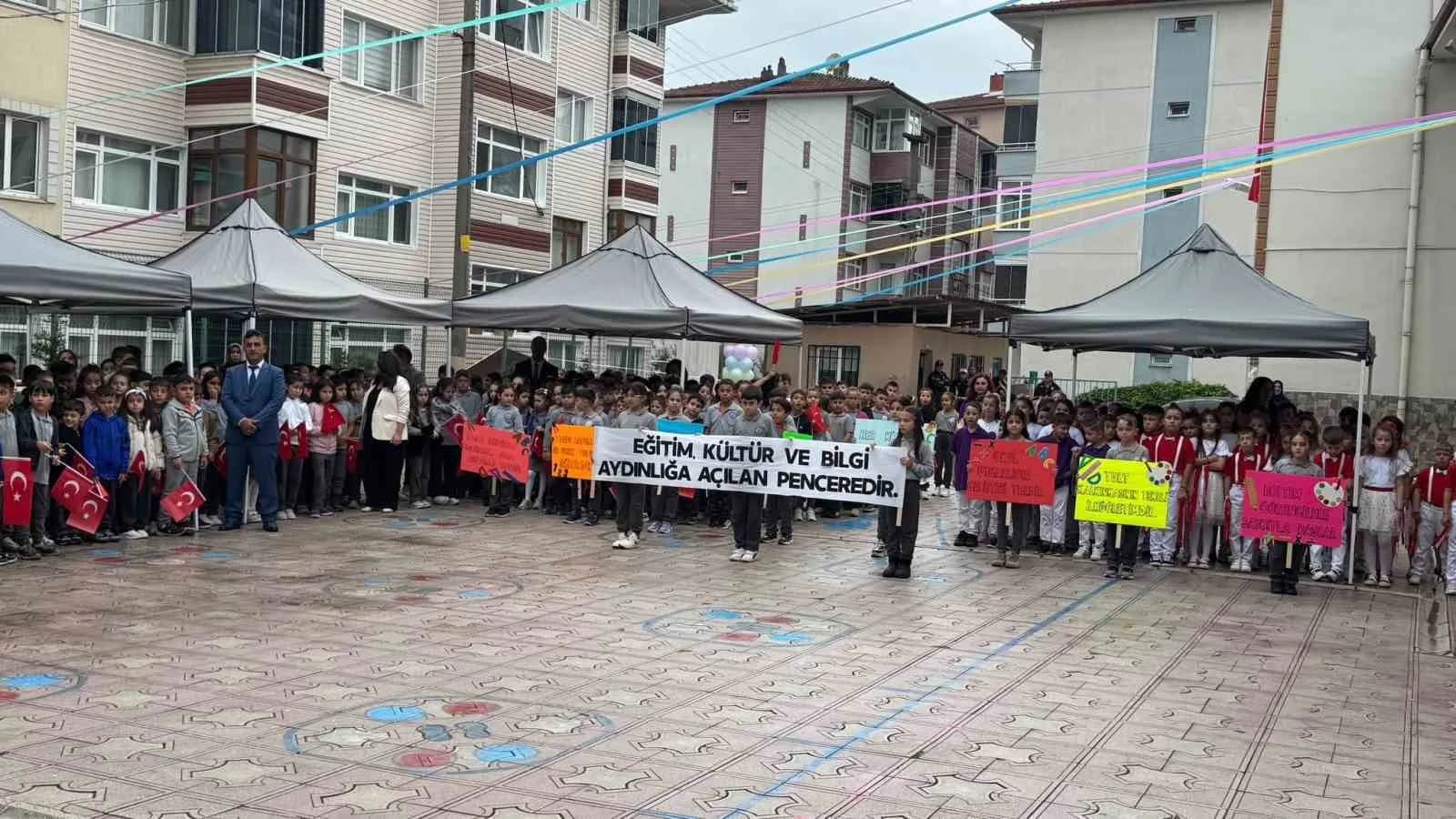 ZONGULDAK’IN ALAPLI İLÇESİNDE "2026-2027 EĞİTİM ÖĞRETİM YILI AÇILIŞI VE İLKÖĞRETİM KUTLAMA HAFTASI" NEDENİYLE ÇELENK SUNMA PROGRAMI DÜZENLENDİ.