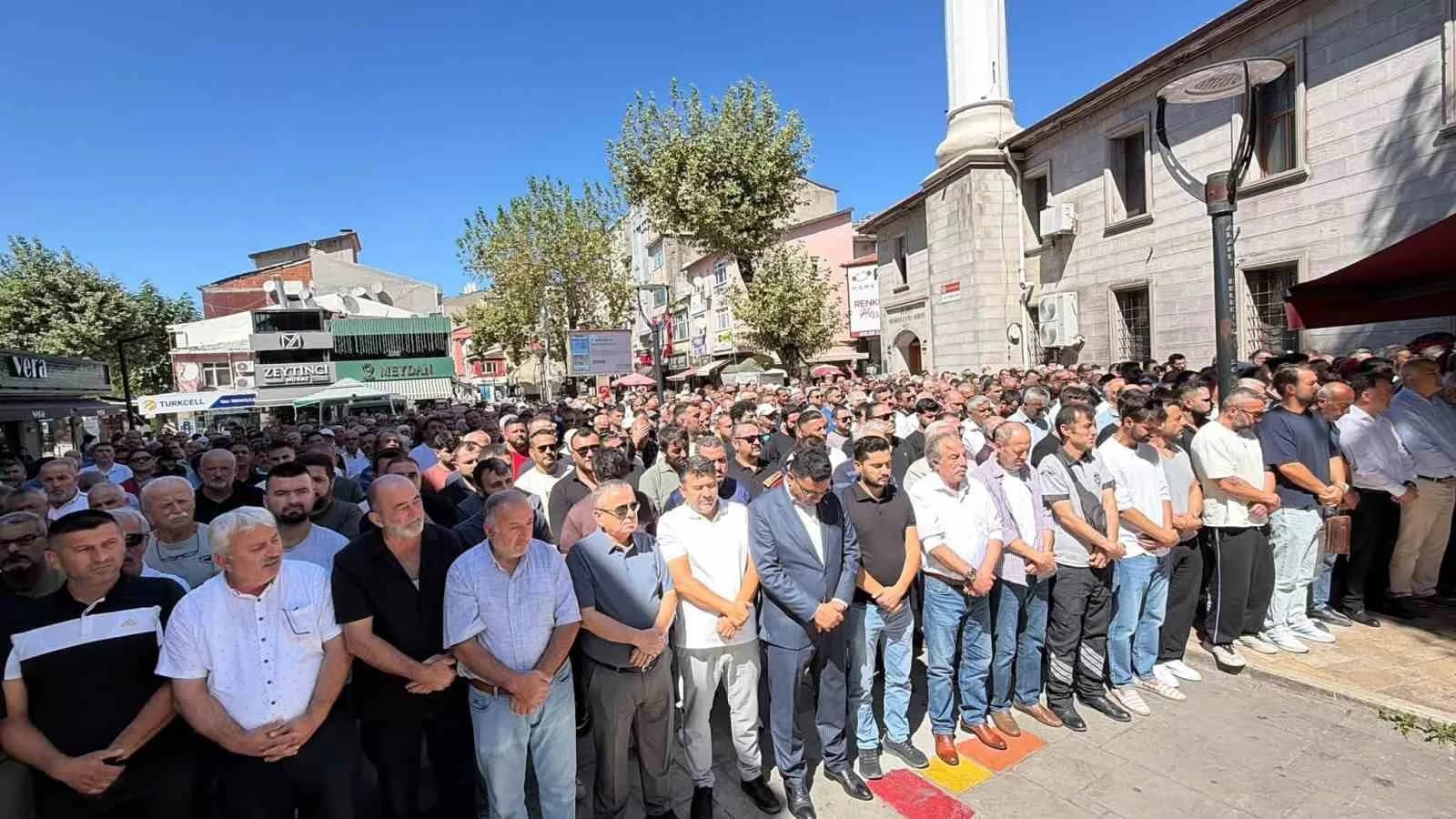 ZONGULDAK (İHA) - ZONGULDAK’IN ALAPLI İLÇESİNDE YARDIM GÖNÜLLÜSÜ OLARAK TANINAN TUNCAY ÇİL, SON YOLCULUĞUNA UĞURLANDI.