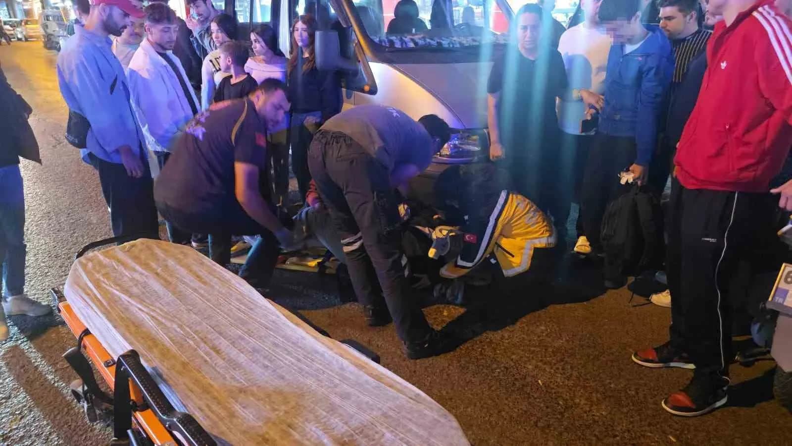 ZONGULDAK’IN EREĞLİ İLÇESİNDE YOLUN KARŞISINA GEÇMEYE ÇALIŞAN ANNE VE OĞLUNA MOTOSİKLET ÇARPTI. KAZADA ANNE YARALANIRKEN, OĞLU KAZADAN YARA ALMADAN KURTULDU.