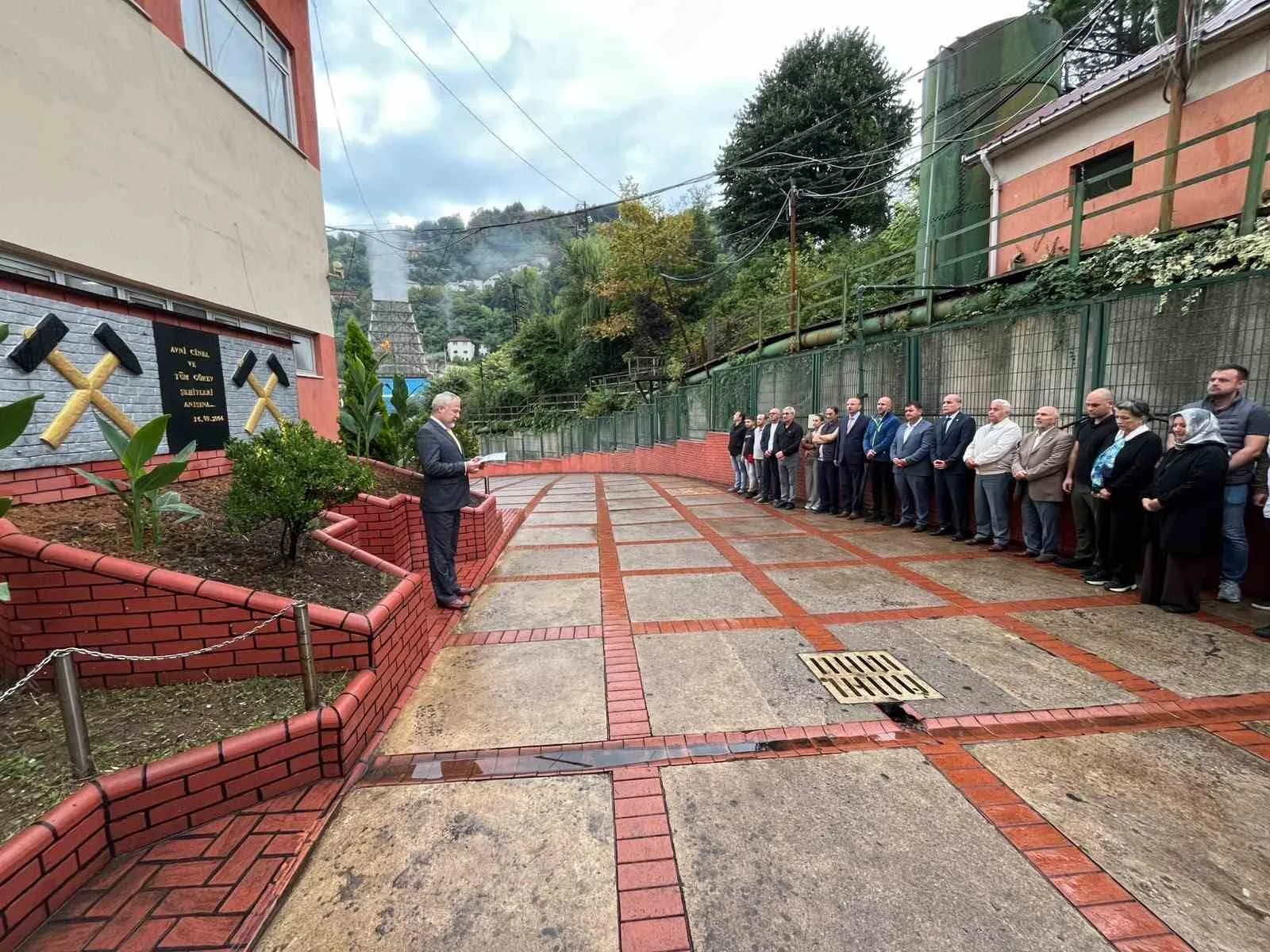 TÜRKİYE TAŞKÖMÜRÜ KURUMU (TTK) ÜZÜLMEZ MÜESSESE MÜDÜRLÜĞÜ’NDE 16 EYLÜL 2004 TARİHİNDE UĞRADIĞI SALDIRI SONUCU ÖLDÜRÜLEN MADEN MÜHENDİSİ AVNİ CİNEL’İN ANMA TÖRENİNE KATILDI.