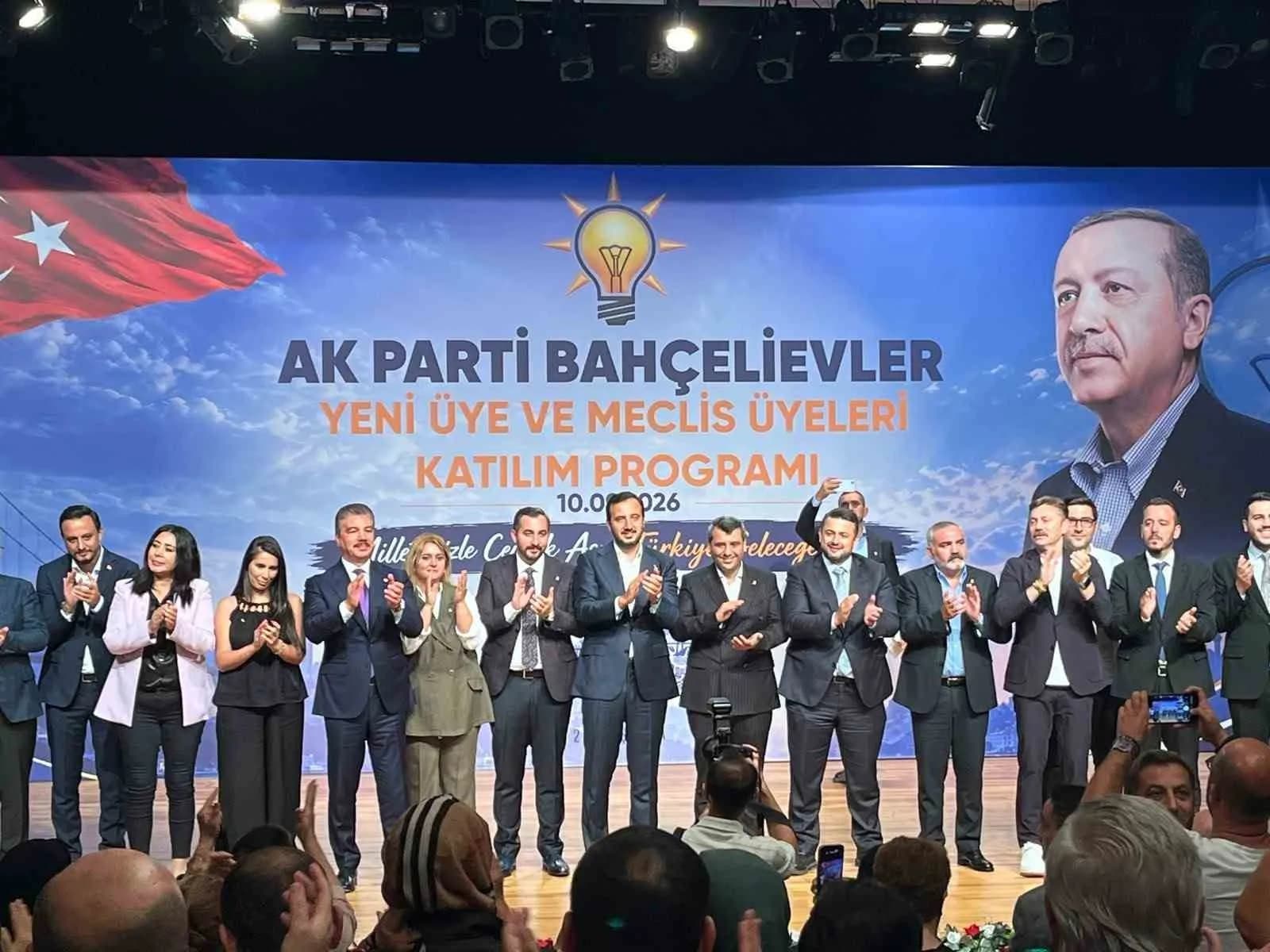 AK PARTİ BAHÇELİEVLER İLÇE BAŞKANLIĞI TARAFINDAN 'YENİ ÜYE VE MECLİS ÜYELERİ KATILIM PROGRAMI' DÜZENLENDİ. TÖRENDE CUMHURİYET HALK PARTİSİ’NDEN (CHP) AK PARTİ’YE KATILAN BAHÇELİEVLER BELEDİYE MECLİS ÜYELERİ CEM ŞAFAK, BARIŞ URAL VE LEVENT ARISÜT’ÜN VE YENİ ÜYELERİN ROZETLERİ TAKILDI.