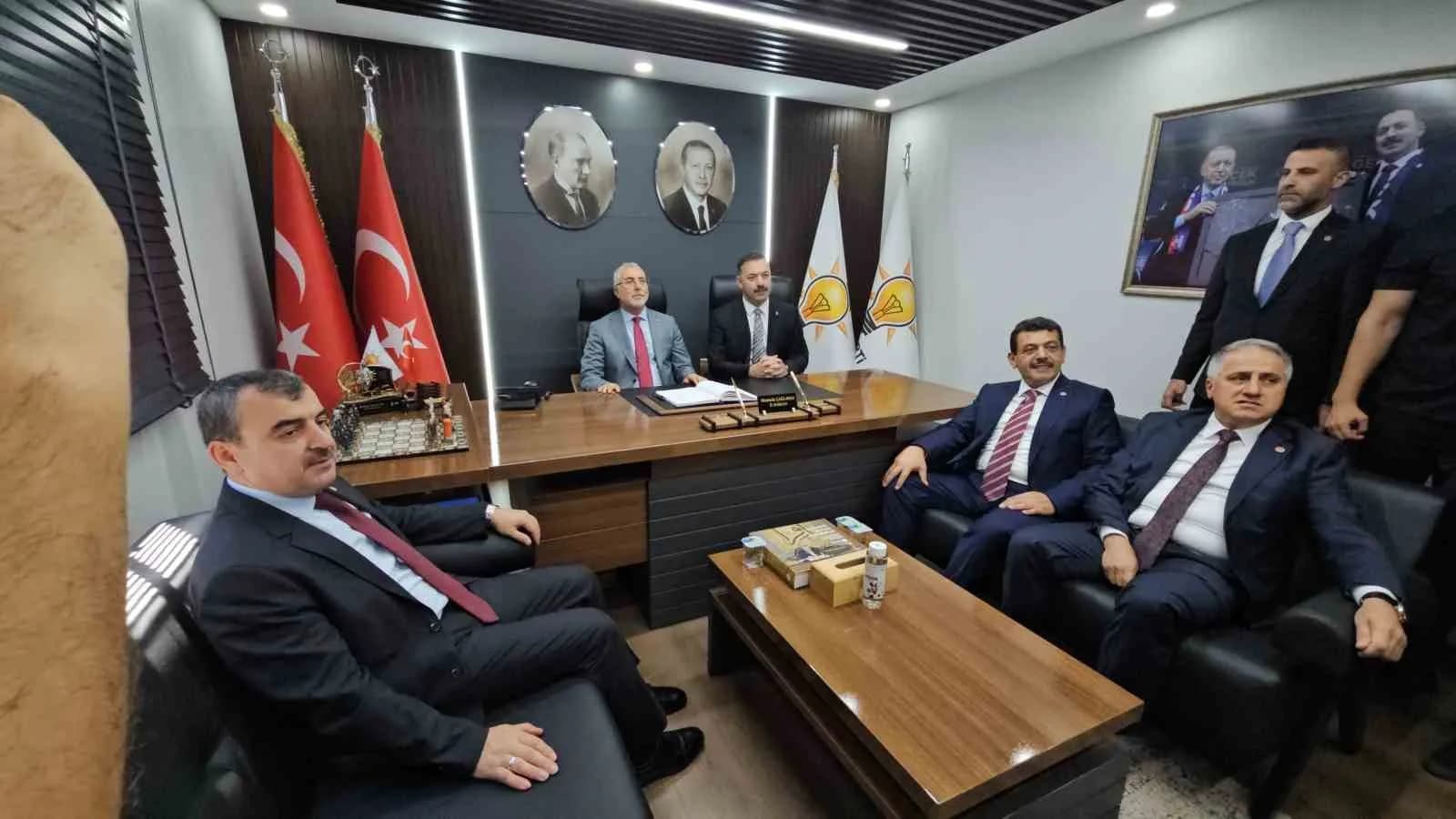 ÇALIŞMA VE SOSYAL GÜVENLİK BAKANI PROF. DR. VEDAT IŞIKHAN, ZONGULDAK PROGRAMI KAPSAMINDA VALİLİK VE AK PARTİ İL BAŞKANLIĞI’NA ZİYARETTE BULUNDU.
