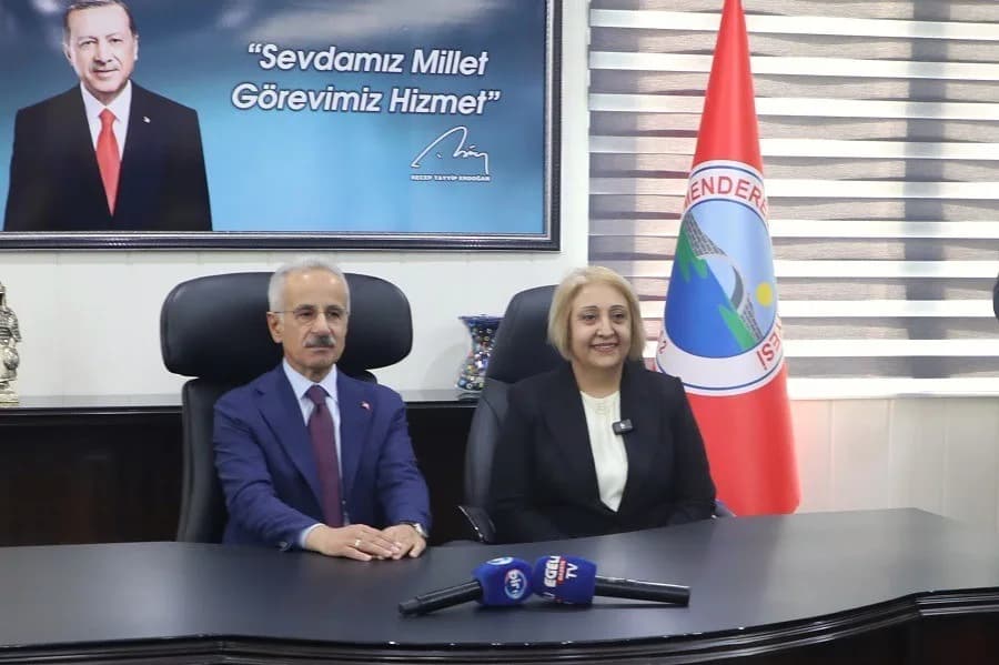 SOLDAN SAĞA: ULAŞTIRMA VE ALTYAPI BAKANI ABDULKADİR URALOĞLU, MENDERES BELEDİYE BAŞKAN VEKİLİ ASUMAN ŞEN