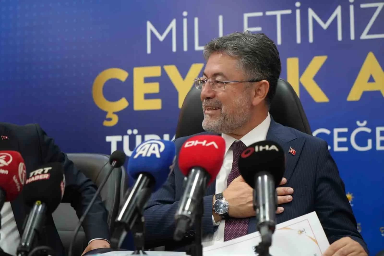 ERZURUM’A GELEN TARIM VE ORMAN BAKANI İBRAHİM YUMAKLI, AK PARTİ ERZURUM İL BAŞKANLIĞI’NI ZİYARET ETTİ. AK PARTİ İL BAŞKANLIĞI’NDA PARTİLİLERLE BİR ARAYA GELEN YUMAKLI, DAHA SONRA BASIN MENSUPLARINA AÇIKLAMALARDA BULUNDU.