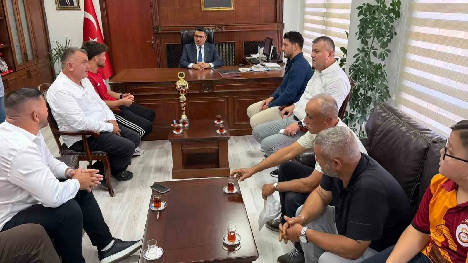 ZONGULDAK (İHA) - ZONGULDAK’IN ALAPLI İLÇESİNDE, CW ENERJİ YAĞLI GÜREŞ LİGİ’NİN 8. ETABI KAPSAMINDA ANTALYA’DA DÜZENLENEN 674. ELMALI YEŞİLYAYLA YAĞLI GÜREŞLERİ’NDE BAŞARI ELDE EDEN ALAPLILI GÜREŞÇİLER, KAYMAKAM SELÇUK KÖKSAL’I ZİYARET ETTİ.
