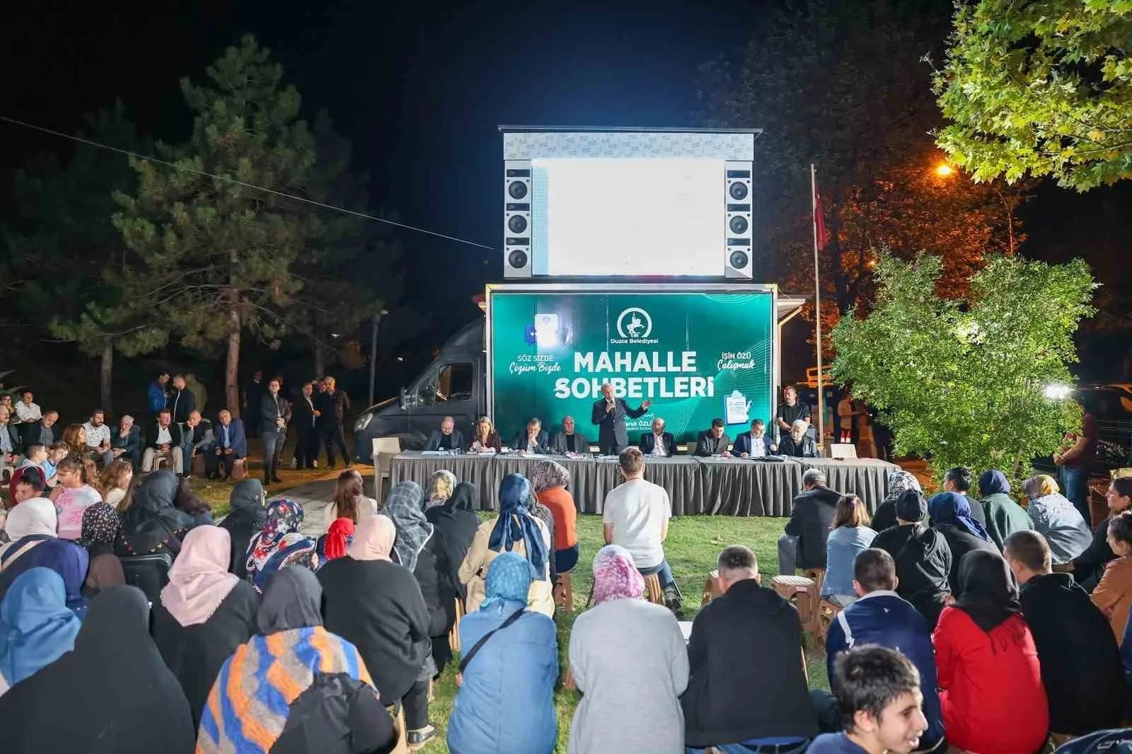 DÜZCE BELEDİYE BAŞKANI DR. FARUK ÖZLÜ, MAHALLE SOHBETLERİ PROGRAMINA YEŞİLTEPE MAHALLESİ İLE DEVAM ETTİ. MUHTARLIK BİNASI BAHÇESİNDE GERÇEKLEŞTİRİLEN BULUŞMAYA VATANDAŞLAR YOĞUN İLGİ GÖSTERİRKEN, TOPLANTIYA BELEDİYE BAŞKAN YARDIMCILARI, BİRİM MÜDÜRLERİ, ŞİRKET YÖNETİCİLERİ VE AK PARTİ DÜZCE İL TEŞKİLATI YÖNETİCİLERİ DE KATILDI.