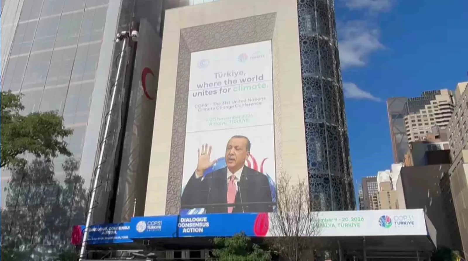 GENEL KURUL HAFTASI KAPSAMINDA CUMHURBAŞKANI RECEP TAYYİP ERDOĞAN'IN BM KÜRSÜSÜNDEKİ GÖRSELLERİNİN BULUNDUĞU "DÜNYANIN GELECEĞİ TÜRKİYE'DE" BAŞLIKLI COP31 TANITIM AFİŞLERİ TÜRKEVİ BİNASINA ASILDI.