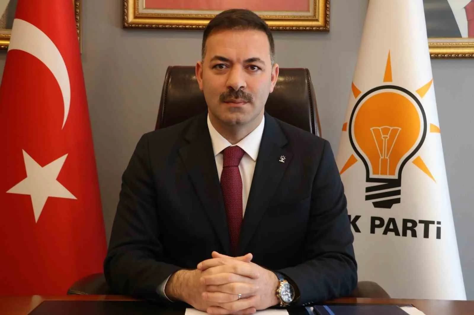 AK PARTİ ZONGULDAK İL BAŞKANI MUSTAFA ÇAĞLAYAN, ALTYAPI ÇALIŞMALARI NEDENİYLE BOZULAN YOLLARLA İLGİLİ ZONGULDAK BELEDİYESİ’Nİ ELEŞTİREREK, 2025 YILINDA YOL ONARIMLARI İÇİN 6 MİLYON 338 BİN TL ALINDIĞINI ANCAK SÖZ KONUSU YOLLARIN YAPILMADIĞINI İFADE ETTİ. ÇAĞLAYAN, SÖZ KONUSU ÜCRETİN ALINDIĞINA DAİR BELGENİN BELEDİYENİN RESMİ İNTERNET SİTESİNDE YAYIMLANDIĞINA DA DİKKAT ÇEKTİ.