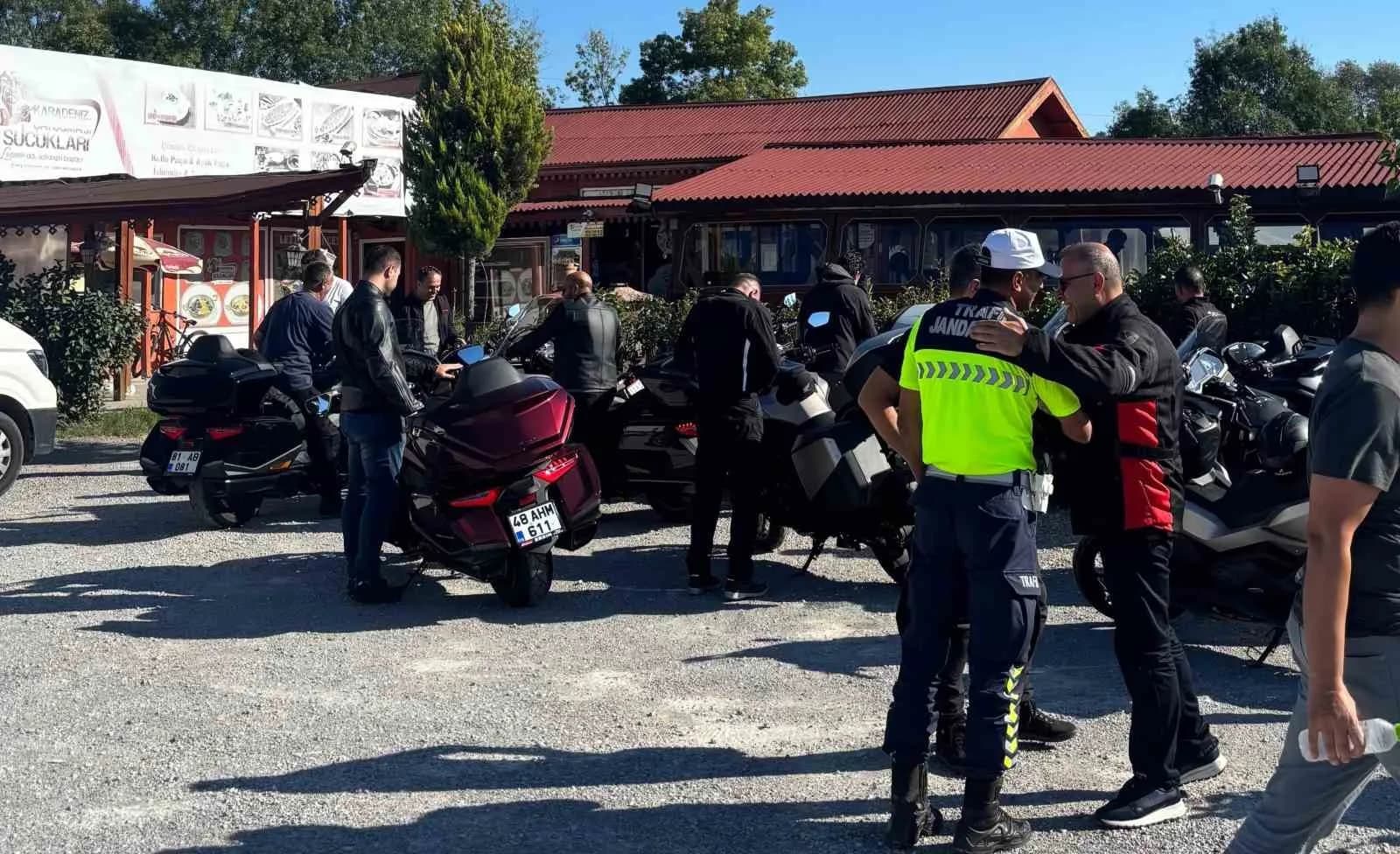 ZONGULDAK'IN ÇAYCUMA İLÇESİNDE MOLA VEREN MOTOSİKLET SÜRÜCÜLERİ, JANDARMA TRAFİK EKİPLERİ TARAFINDAN GÜVENLİ SÜRÜŞ VE YOL GÜVENLİĞİ KONUSUNDA BİLGİLENDİRİLDİ.