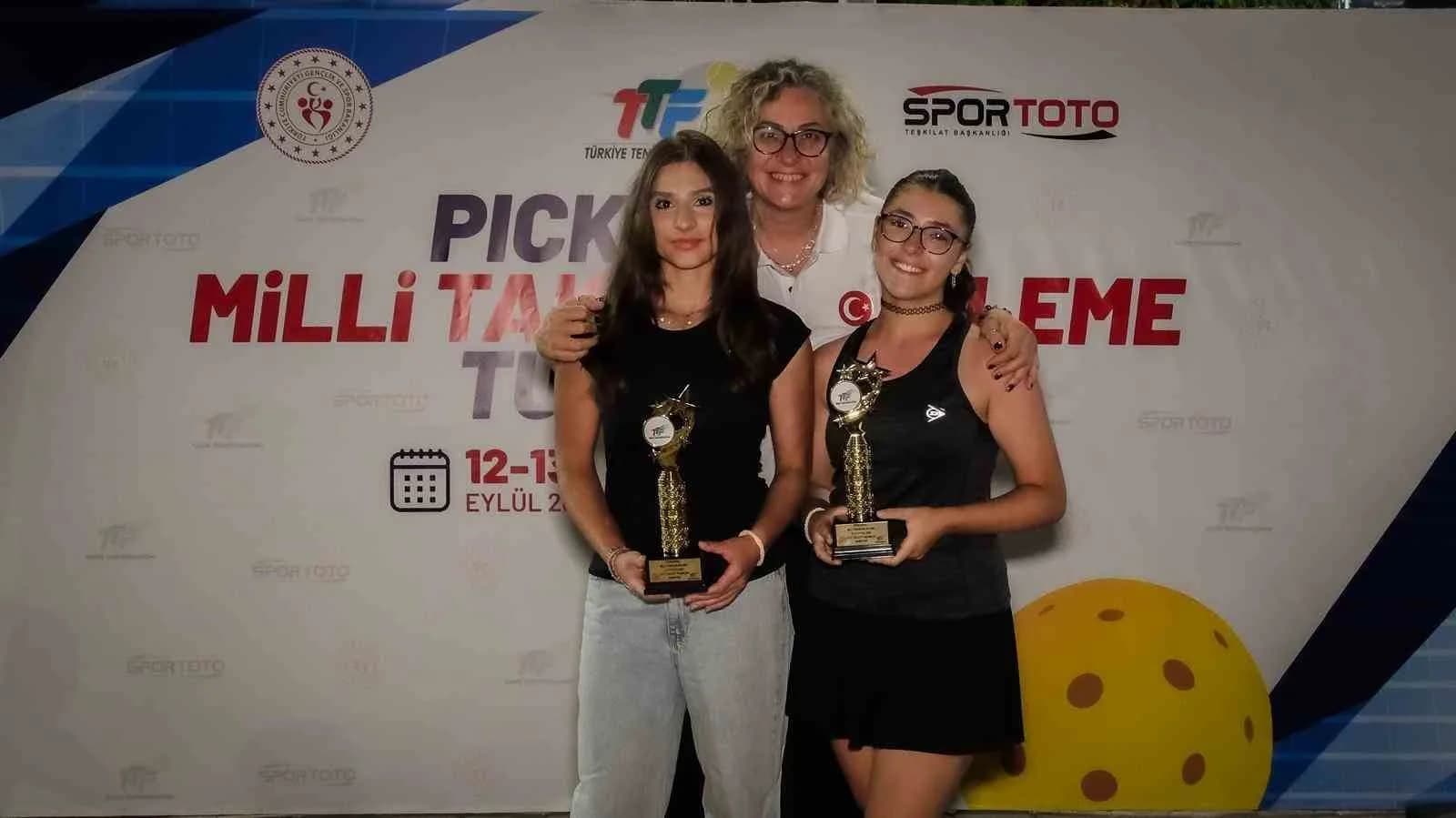 ÇAYCUMA KAYMAKAMI ADEM KAYA’NIN KIZI ECRİN KAYA İLE PARTNERİ DAMLA NADAROĞLU, PİCKLEBALL MİLLİ TAKIM BELİRLEME TURNUVASI’NDA ŞAMPİYON OLARAK MİLLİ TAKIMA SEÇİLDİ.