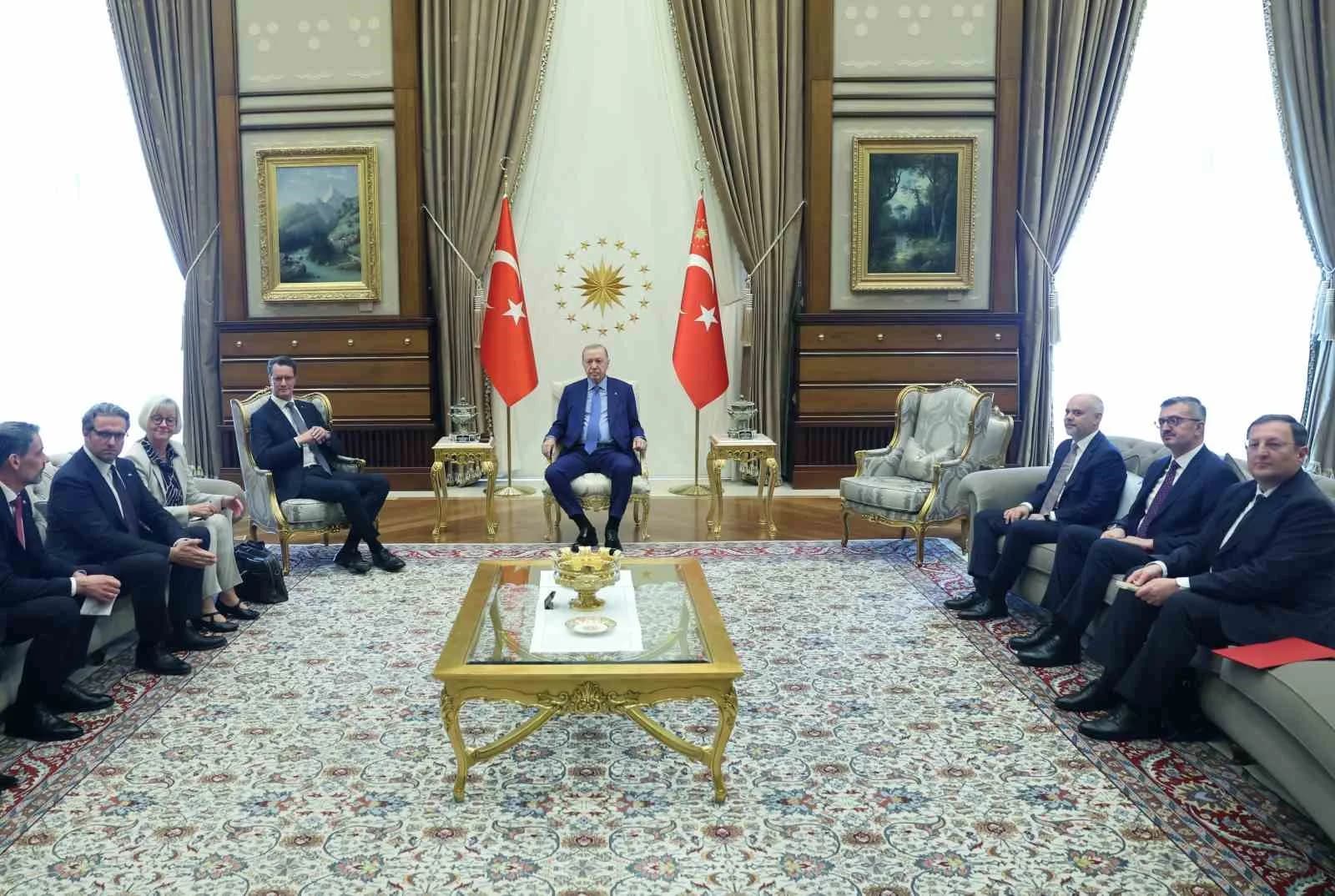 CUMHURBAŞKANI RECEP TAYYİP ERDOĞAN, ALMANYA KUZEY REN-VESTFALYA EYALETİ BAŞBAKANI HENDRİK WÜST'Ü KABUL ETTİ.