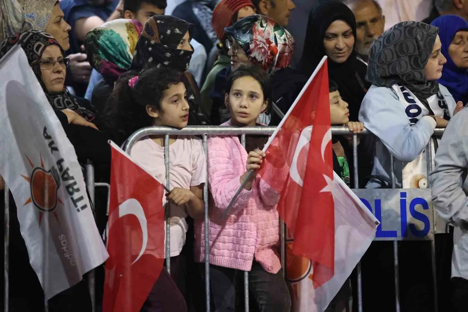 CUMHURBAŞKANI RECEP TAYYİP ERDOĞAN, MEMLEKETİ RİZE’NİN GÜNEYSU İLÇESİNDE KENDİSİNİ KARŞILAYAN VATANDAŞLARA HİTAP EDEREK BİRLİK VE BERABERLİK MESAJI VERDİ. ERDOĞAN, SEÇİMLERE İLİŞKİN "BAŞARIYLA ATLATACAĞIMIZA OLAN İNANCIMI YENİLİYORUM" DEDİ.