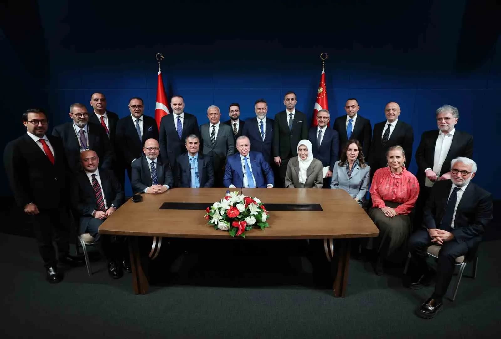 CUMHURBAŞKANI RECEP TAYYİP ERDOĞAN, RESMİ ZİYARET KAPSAMINDA BULUNDUĞU ABD’NİN NEW YORK KENTİNDE GAZETECİLERLE BİR ARAYA GELEREK SOHBET ETTİ.