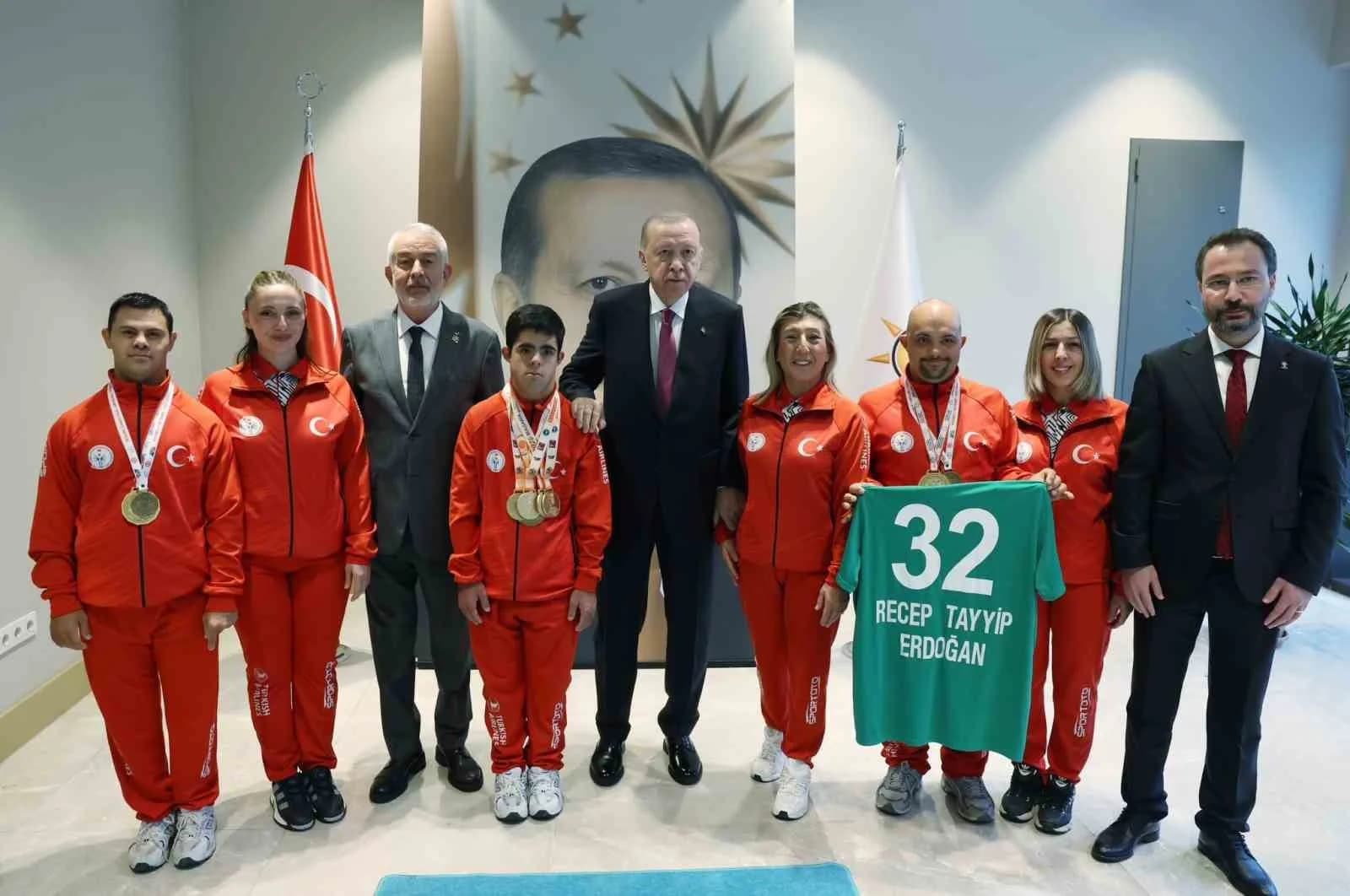 CUMHURBAŞKANI RECEP TAYYİP ERDOĞAN, TÜRKİYE ÖZEL SPORCULAR SPOR FEDERASYONU TEMSİLCİLERİ VE SPORCULARI İLE BİR ARAYA GELDİ.