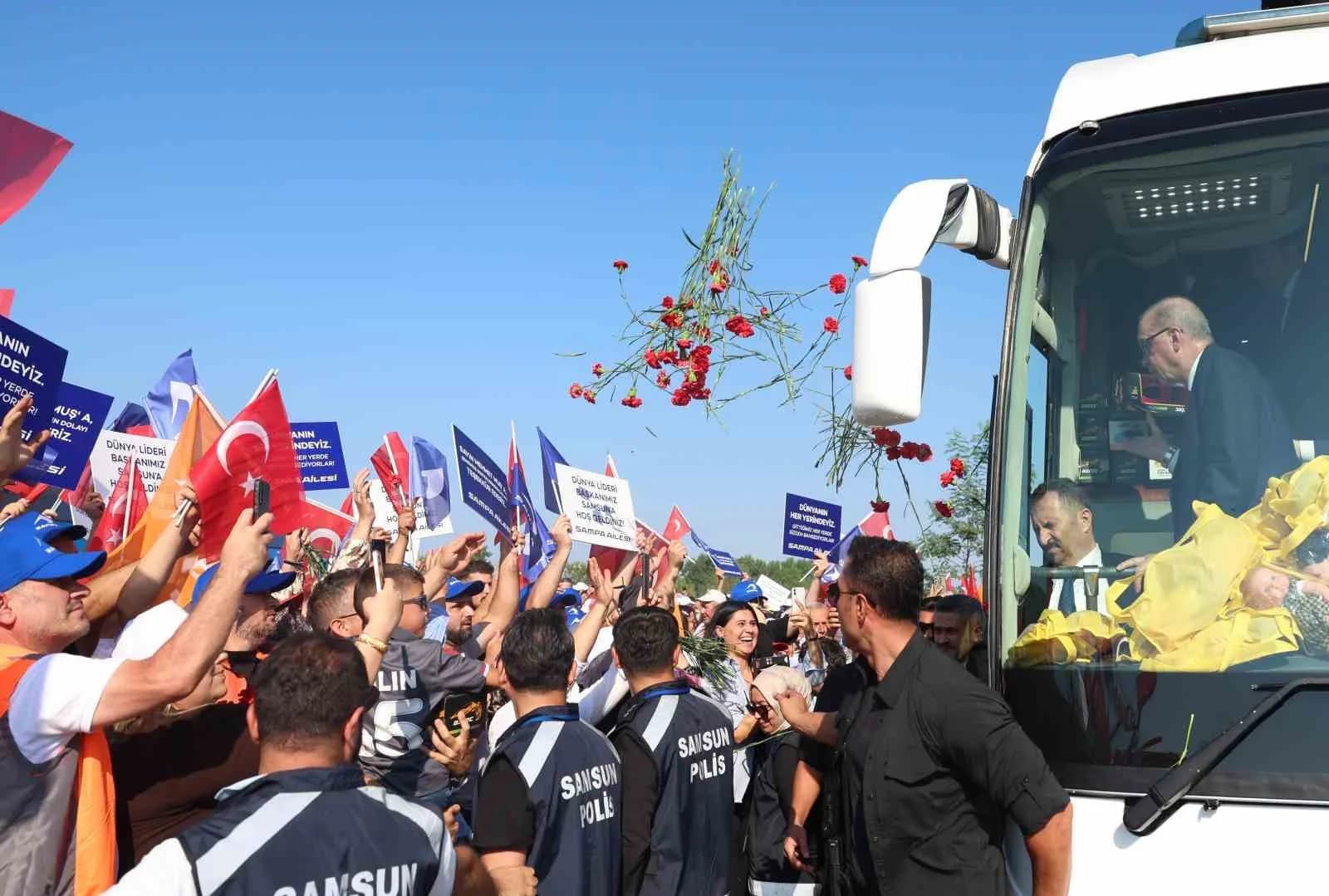 SAMSUN ŞEHİR HASTANESİ'NİN RESMİ AÇILIŞI VE GENÇLERLE BULUŞMA PROGRAMI İÇİN KENTE GELEN CUMHURBAŞKANI RECEP TAYYİP ERDOĞAN, VATANDAŞLARIN YOĞUN İLGİSİYLE KARŞILAŞTI.
