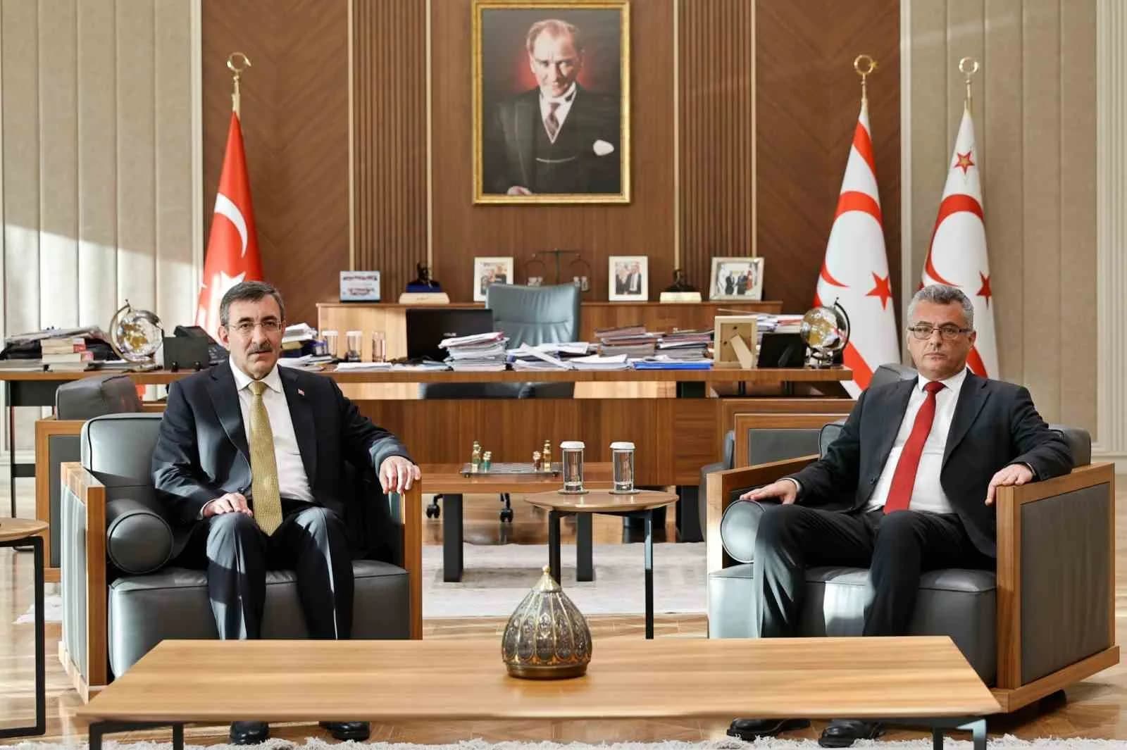 CUMHURBAŞKANI YARDIMCISI CEVDET YILMAZ VE BERABERİNDEKİ HEYET, TAZİYE ZİYARETİNDE BULUNMAK ÜZERE GELDİKLERİ KKTC CUMHURBAŞKANI TUFAN ERHÜRMAN İLE GÖRÜŞTÜ.