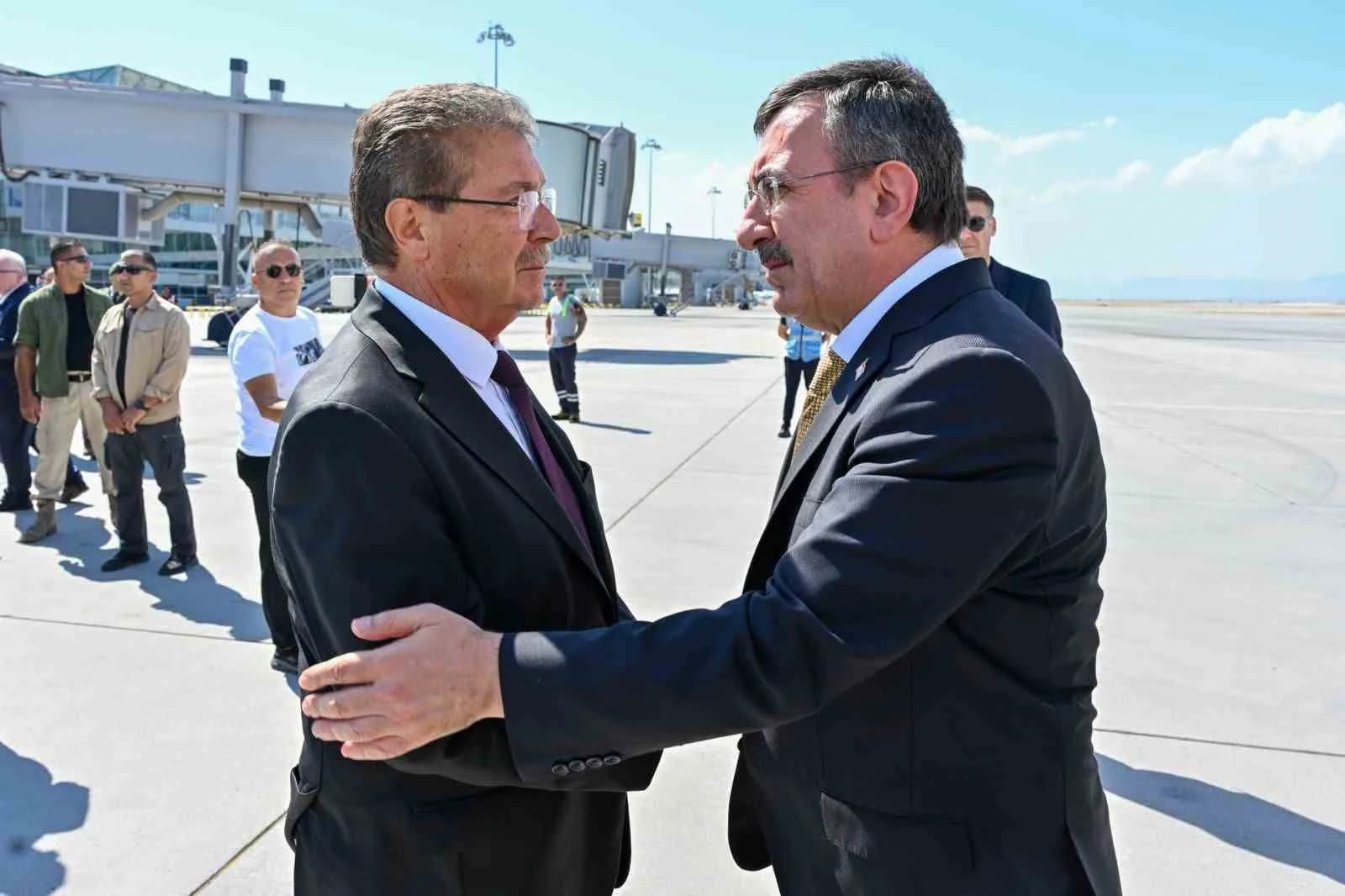 GİRNE AÇIKLARINDA 9 KİŞİNİN HAYATINI KAYBETTİĞİ GEMİ KAZANININ ARDINDAN TAZİYE ZİYARETİNDE BULUNMAK ÜZERE KKTC’YE GELEN CUMHURBAŞKANI YARDIMCISI CEVDET YILMAZ’I (SAĞDA) ERCAN HAVALİMANI’NDA KKTC BAŞBAKANI ÜNAL ÜSTEL(SOLDA) KARŞILADI.