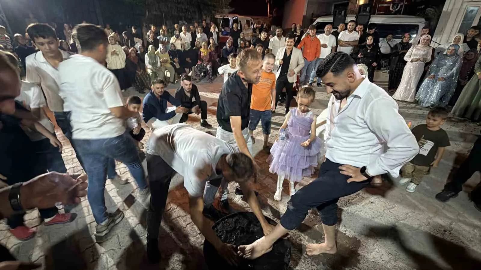 ZONGULDAK’IN ALAPLI İLÇESİNDE ESKİ DÜĞÜN GELENEKLERİNİ YAŞATMAK AMACIYLA DÜZENLENEN DÜĞÜNDE DAMAT VE SAĞDIÇ, ARKADAŞLARI TARAFINDAN KARA KAZANIN ÜZERİNE ÇIKARILARAK OYNATILDI. AYAKLARINA KATRAN VE UN SÜRÜLEN DAMAT İLE SAĞDICIN EĞLENCELİ ANLARI RENKLİ GÖRÜNTÜLERE SAHNE OLDU.