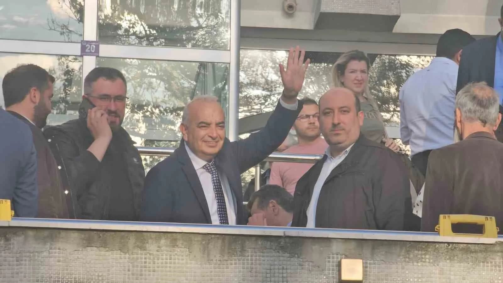 ZONGULDAK'IN DEVREK BELEDİYESİNDE USULSÜZLÜK, RÜŞVET VE ZİMMET İDDİALARIYLA AÇILAN 30 SANIKLI DAVADA SANIKLAR HAKİM KARŞISINA ÇIKTI. MAHKEME, ADLİ KONTROL YÜKÜMLÜLÜĞÜ VE YURT DIŞI YASAĞI BULUNAN BAZI SANIKLAR HAKKINDAKİ TEDBİRLERİN DEVAM EDİLMESİNE KARAR VERDİ.