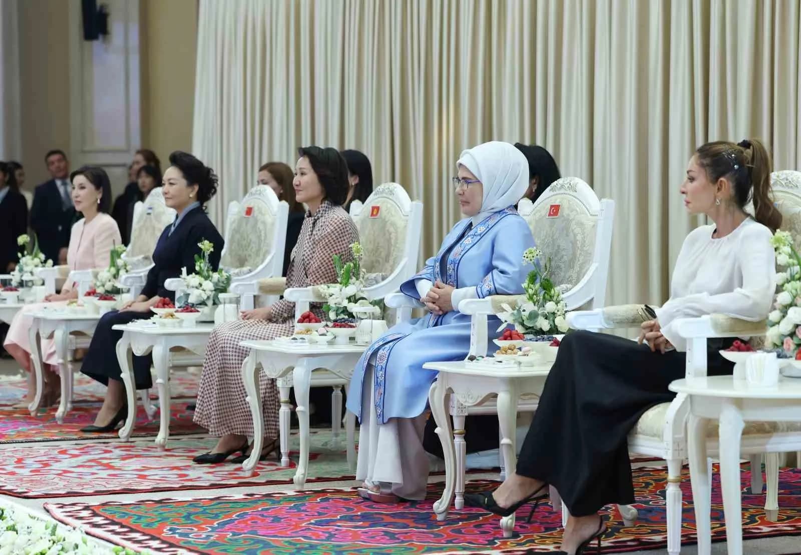 LİDER EŞLERİ, BURADA KIRGIZİSTAN KÜLTÜR, ENFORMASYON VE GENÇLİK POLİTİKASI BAKANLIĞI ÖNCÜLÜĞÜNDE ÇOCUK TOPLULUKLARININ HAZIRLADIĞI KONSERİ VE HALK DANSLARINI İZLEDİ.
