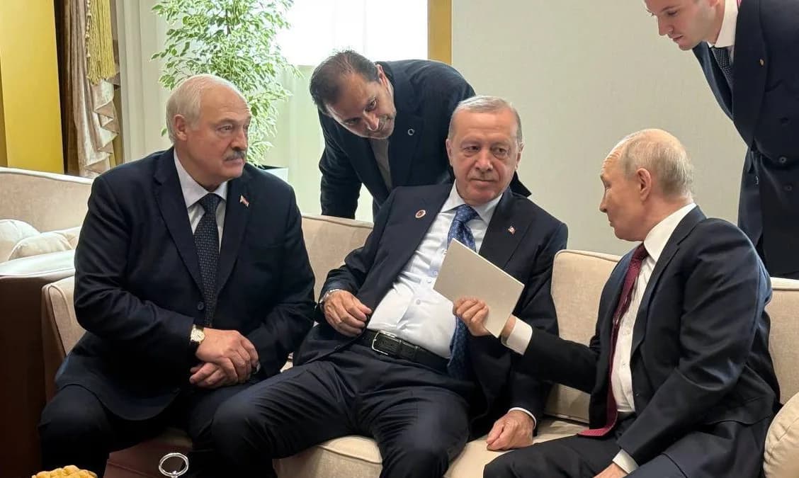 CUMHURBAŞKANI RECEP TAYYİP ERDOĞAN, BİŞKEK'TE RUSYA DEVLET BAŞKANI VLADİMİR PUTİN VE BELARUS DEVLET BAŞKANI ALEKSANDR LUKAŞENKO İLE SAMİMİ BİR GAYRİRESMİ GÖRÜŞME GERÇEKLEŞTİRDİ.