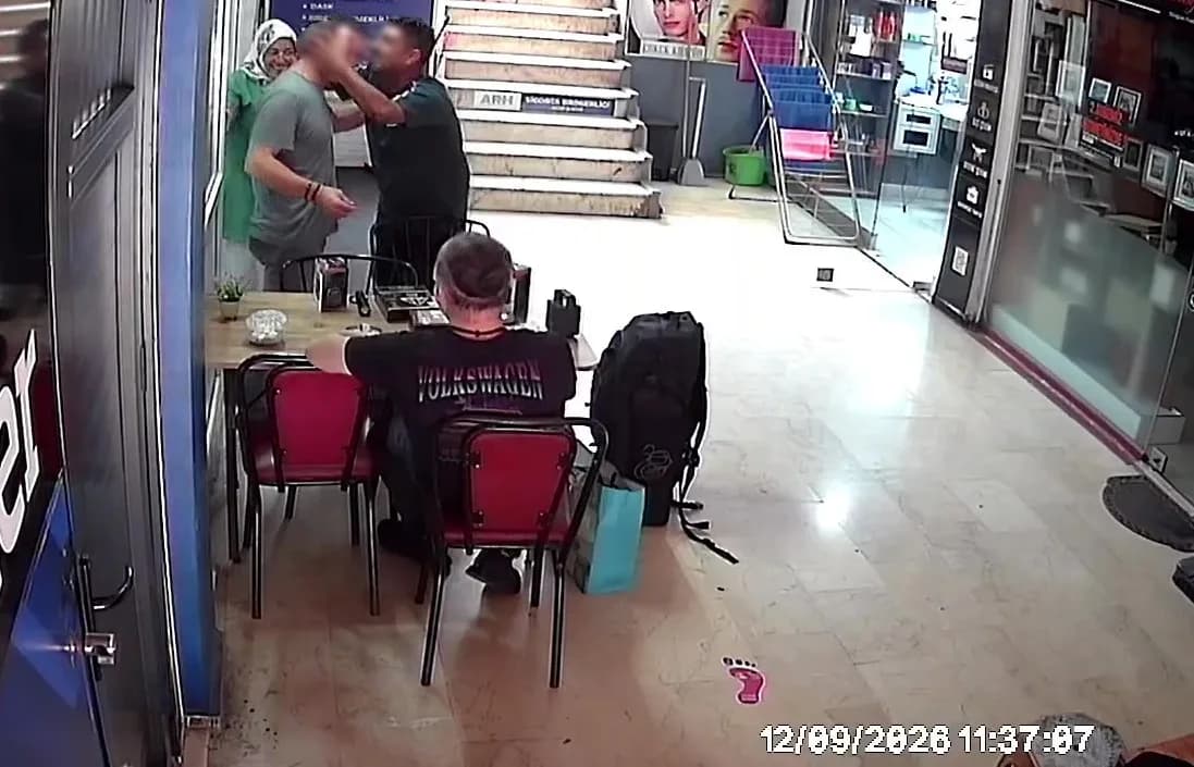 ZONGULDAK’IN EREĞLİ İLÇESİNDE ÇAY SATAN BİR ESNAF, DÜKKANINA GELEN SEYYAR SATICININ ELEKTROŞOK CİHAZINI TANITTIĞI SIRADA YANLIŞLIKLA AKIMA KAPILARAK KISA SÜRELİ ŞOK YAŞADI. MÜŞTERİSİNİ ÇARPAN SATICI İSE ESNAFA SARILIP ÖPEREK HELALLİK İSTEDİ.
