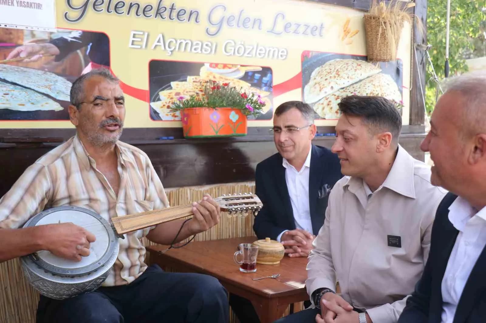 AK PARTİ MKYK ÜYESİ VE ESKİ FUTBOLCU MESUT ÖZİL, AK PARTİ’NİN 81 İLDE SÜRDÜRDÜĞÜ "TÜRKİYE YÜZYILI BULUŞMALARI" KAPSAMINDA SAKARYA’NIN TARİHİ İLÇESİ TARAKLI’YI ZİYARET ETTİ.