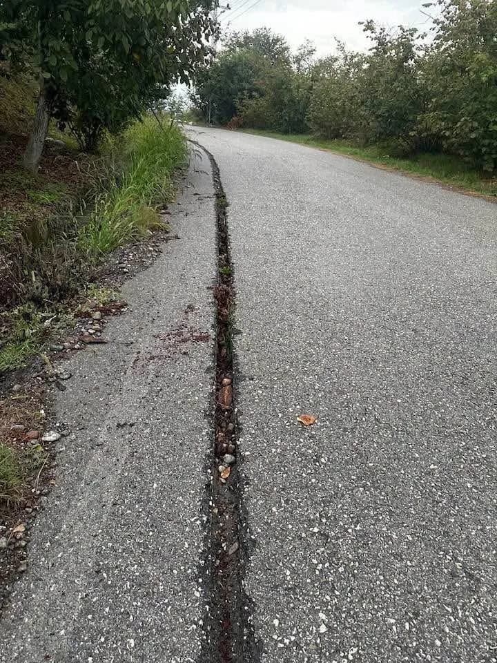 ZONGULDAK (İHA) - ZONGULDAK’IN ALAPLI İLÇESİNE BAĞLI SOFULLU KÖYÜNDE, FİBER İNTERNET ALTYAPISI ÇALIŞMALARI KAPSAMINDA KAZILAN YOLUN KAPATILMADAN BIRAKILDIĞI İDDİA EDİLDİ.