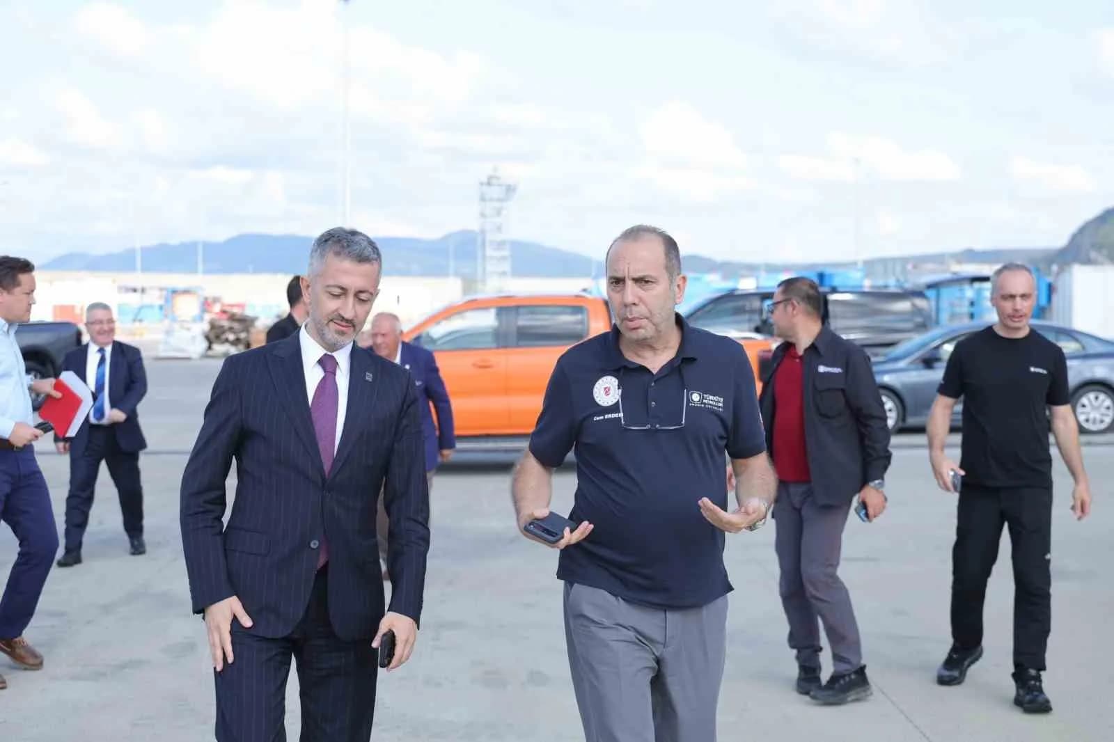 KARDEMİR YÖNETİM KURULU BAŞKANI MUHAMMED ALİ OFLAZ(SOLDA) VE BERABERİNDEKİ HEYET, TÜRKİYE PETROLLERİ GENEL MÜDÜRÜ CEM ERDEM EV SAHİPLİĞİNDE FİLYOS TÜRKİYE PETROLLERİ LİMANI’NI ZİYARET EDEREK LİMANDAKİ ÇALIŞMALARI YERİNDE İNCELEDİ.