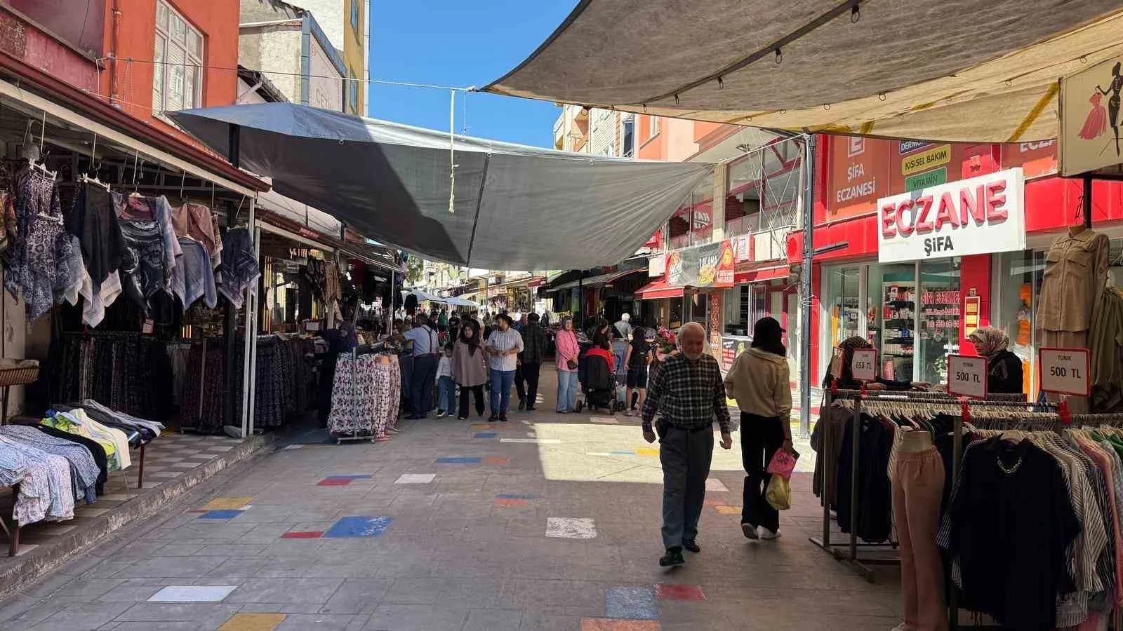 ZONGULDAK (İHA) - ZONGULDAK’IN ALAPLI İLÇESİNDE FINDIK SEZONUNUN SONA YAKLAŞMASIYLA BİRLİKTE KÖYLERDEKİ HAREKETLİLİK AZALIRKEN, İLÇE MERKEZİNDEKİ ÇARŞIDA ALIŞVERİŞ HAREKETLİLİĞİ ARTTI.