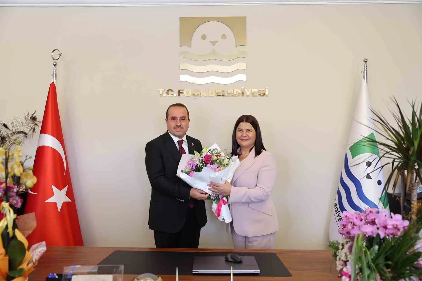 AK PARTİ İZMİR MİLLETVEKİLİ YAŞAR KIRKPINAR, GEÇTİĞİMİZ GÜNLERDE AK PARTİ'YE KATILAN FOÇA BELEDİYE BAŞKANI SANİYE BORA FIÇI’YI MAKAMINDA ZİYARET EDEREK "HAYIRLI OLSUN" DİLEĞİNDE BULUNDU.