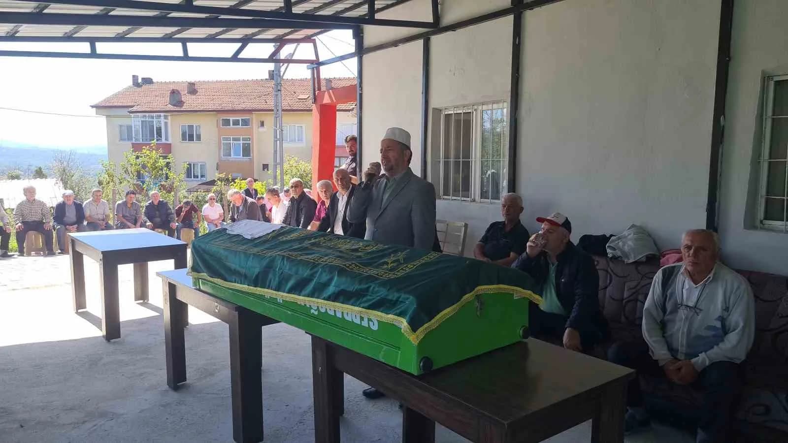 ZONGULDAK’IN ÇAYCUMA İLÇESİNE BAĞLI SERDAROĞLU KÖYÜNDE YAŞAYAN NİHAT AKPÜRÇEK’İN 12 YAŞINDAKİ OĞLU MUHAMMET ALİ AKPÜRÇEK, KALP KRİZİ SONUCU YAŞAMINI YİTİRDİ. AKPÜRÇEK İÇİN KÖYÜNDE CENAZE TÖRENİ DÜZENLERDİ.