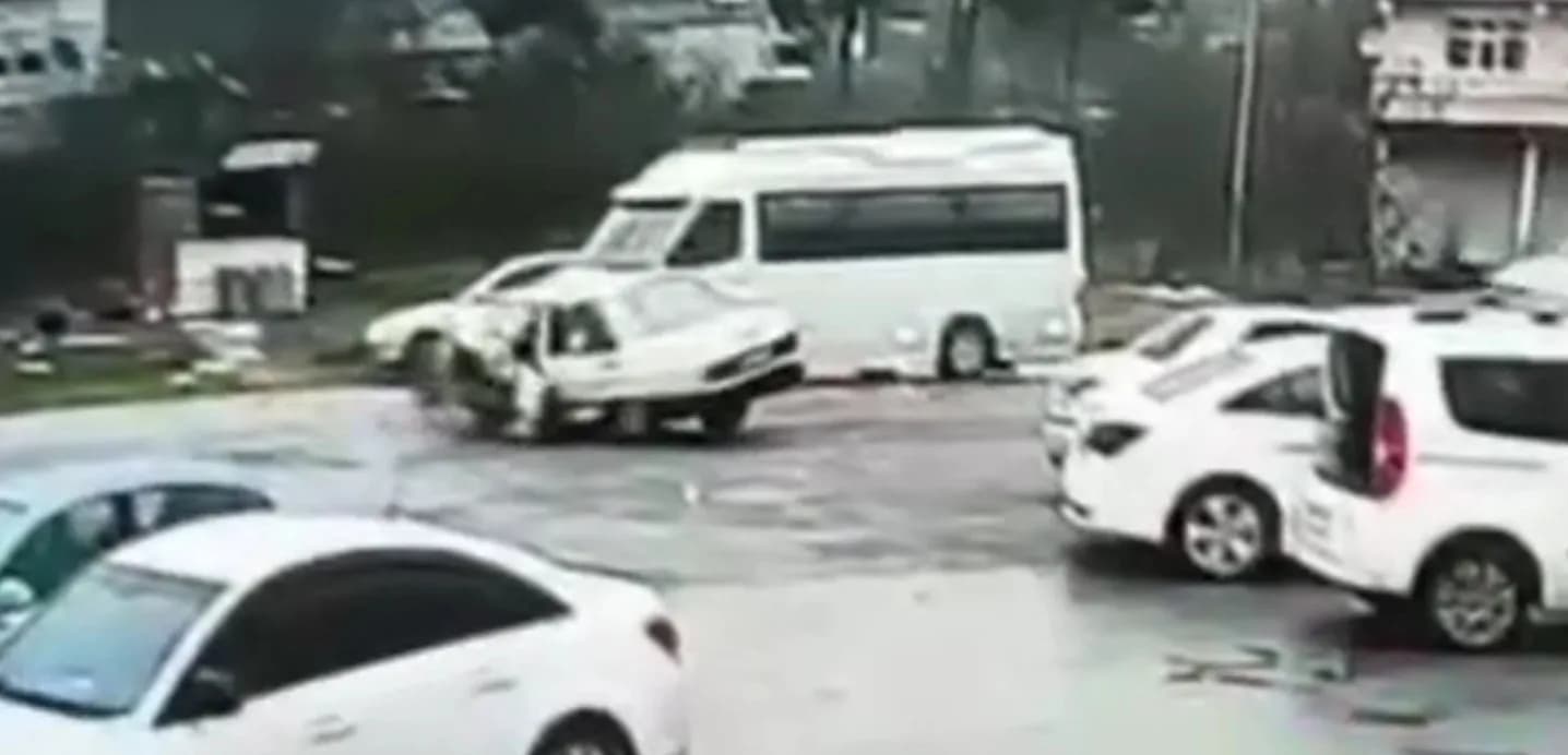 Zonguldak’ta işçi servisi otomobille çarpıştı: 6 yaralı